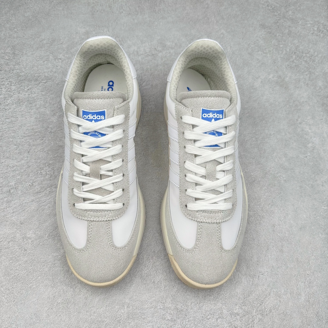 图片[2]-AD SL72 RS系列德训足球风百搭低帮休闲运动板鞋 阿迪达斯Originals推出复古「T头鞋」造型的SL72鞋款复刻，有男女两款可选。男生款为SL72RS，鞋型挺立饱满，鞋底增加高度，采用麂皮与布面制作，符合复古氛围；女生款为SL72OGW，致敬经典款式，鞋身纤细，还原70年代设计，以绿色呈现，点缀金色细节。多款配色可选。「T 头鞋」这两年有多火大家见到了吧？明星、穿搭博主几乎人手一双，凭借复古味的外观，以及亲民的价格，同样成为了不少球鞋玩家日常上脚首选。近日 adidas Originals 将有「T 头鞋」造型的诞生于 1972 年的 SL72 鞋款复刻带回，各位买鞋又有新选择了。1972 年 SL72 问世后，引领了后来阿迪达斯的跑鞋发展方向，其中「SL」代表了 Super Light，彰显了产品轻便的特性。1972 年 SL72 问世后，引领了后来阿迪达斯的跑鞋发展方向，其中「SL」代表了 Super Light，彰显了产品轻便的特性。这次 adidas Originals 延续其轻质经典的基因，带来男女两款 SL72。男生款带来 SL72 RS 鞋型，RS 意为 Reshaped（重塑），鞋款在保留了经典的外观基础上，在尼龙材质里增加了填充物，使鞋型更加挺立和饱满，鞋头则更加圆润，鞋底的 EVA 材质则增加了鞋款的高度。女生款则带来 SL72 OG W 鞋型，OG 顾名思义则是致敬经典款式，相较于 RS（Reshaped）鞋款，鞋身更加纤细，其整体鞋身轮廓、线条、细节、材质上尊崇 70 年代 SL72 的设计，还原经典味道。尺码：36 36⅔ 37⅓ 38 38⅔ 39⅓ 40 40⅔ 41⅓ 42 42⅔ 43⅓ 44 44⅔ 45-选品中心