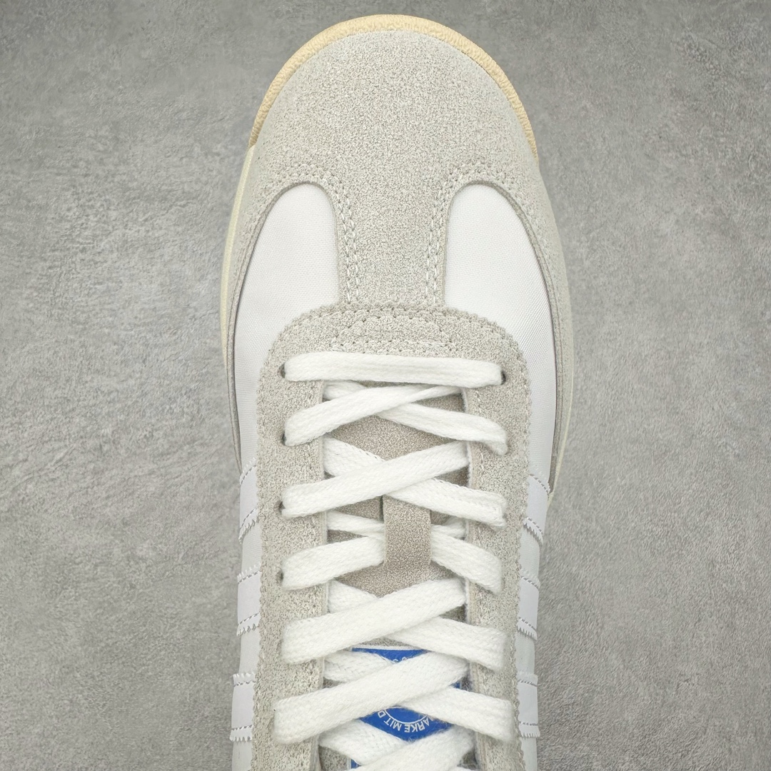 图片[4]-AD SL72 RS系列德训足球风百搭低帮休闲运动板鞋 阿迪达斯Originals推出复古「T头鞋」造型的SL72鞋款复刻，有男女两款可选。男生款为SL72RS，鞋型挺立饱满，鞋底增加高度，采用麂皮与布面制作，符合复古氛围；女生款为SL72OGW，致敬经典款式，鞋身纤细，还原70年代设计，以绿色呈现，点缀金色细节。多款配色可选。「T 头鞋」这两年有多火大家见到了吧？明星、穿搭博主几乎人手一双，凭借复古味的外观，以及亲民的价格，同样成为了不少球鞋玩家日常上脚首选。近日 adidas Originals 将有「T 头鞋」造型的诞生于 1972 年的 SL72 鞋款复刻带回，各位买鞋又有新选择了。1972 年 SL72 问世后，引领了后来阿迪达斯的跑鞋发展方向，其中「SL」代表了 Super Light，彰显了产品轻便的特性。1972 年 SL72 问世后，引领了后来阿迪达斯的跑鞋发展方向，其中「SL」代表了 Super Light，彰显了产品轻便的特性。这次 adidas Originals 延续其轻质经典的基因，带来男女两款 SL72。男生款带来 SL72 RS 鞋型，RS 意为 Reshaped（重塑），鞋款在保留了经典的外观基础上，在尼龙材质里增加了填充物，使鞋型更加挺立和饱满，鞋头则更加圆润，鞋底的 EVA 材质则增加了鞋款的高度。女生款则带来 SL72 OG W 鞋型，OG 顾名思义则是致敬经典款式，相较于 RS（Reshaped）鞋款，鞋身更加纤细，其整体鞋身轮廓、线条、细节、材质上尊崇 70 年代 SL72 的设计，还原经典味道。尺码：36 36⅔ 37⅓ 38 38⅔ 39⅓ 40 40⅔ 41⅓ 42 42⅔ 43⅓ 44 44⅔ 45-选品中心