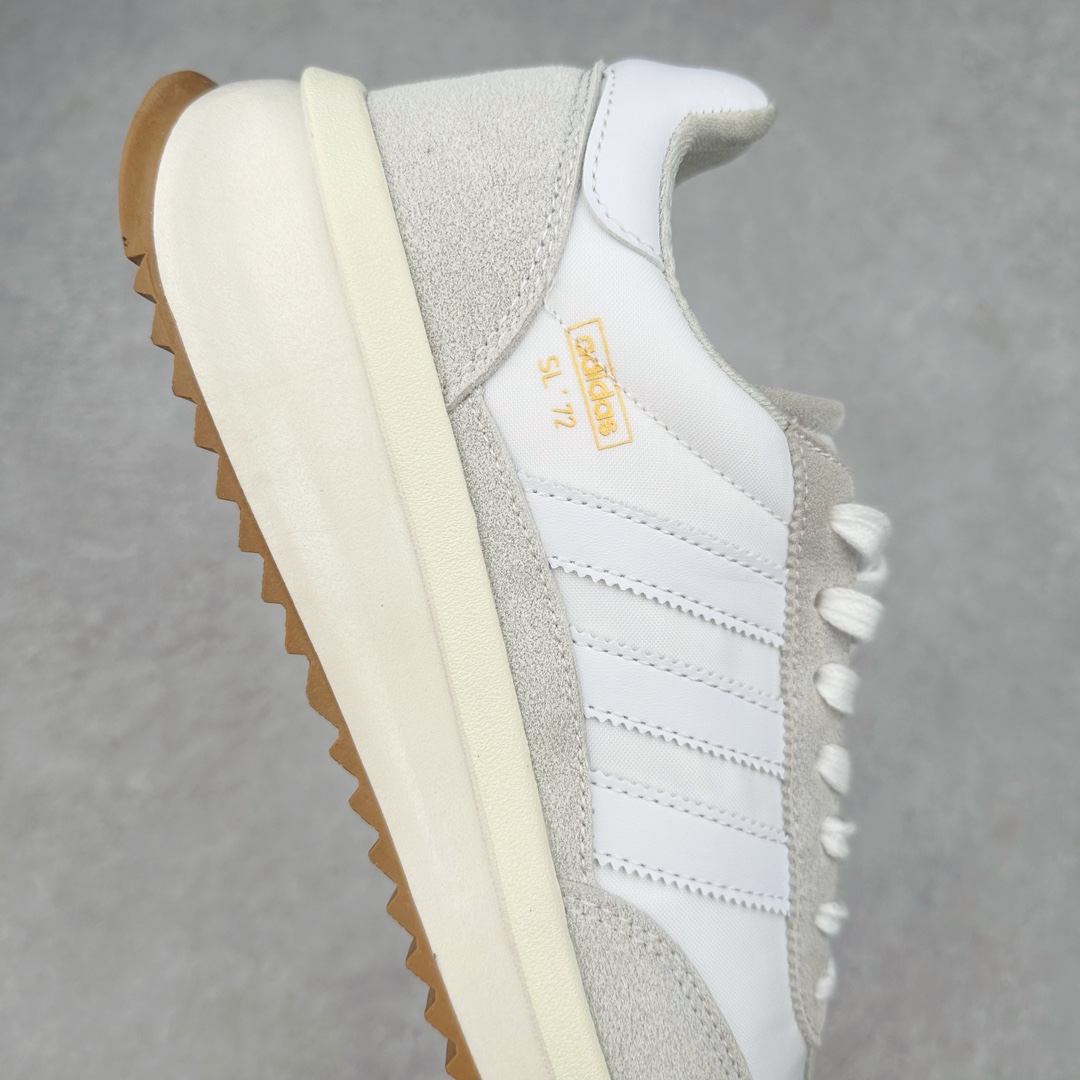 图片[6]-AD SL72 RS系列德训足球风百搭低帮休闲运动板鞋 阿迪达斯Originals推出复古「T头鞋」造型的SL72鞋款复刻，有男女两款可选。男生款为SL72RS，鞋型挺立饱满，鞋底增加高度，采用麂皮与布面制作，符合复古氛围；女生款为SL72OGW，致敬经典款式，鞋身纤细，还原70年代设计，以绿色呈现，点缀金色细节。多款配色可选。「T 头鞋」这两年有多火大家见到了吧？明星、穿搭博主几乎人手一双，凭借复古味的外观，以及亲民的价格，同样成为了不少球鞋玩家日常上脚首选。近日 adidas Originals 将有「T 头鞋」造型的诞生于 1972 年的 SL72 鞋款复刻带回，各位买鞋又有新选择了。1972 年 SL72 问世后，引领了后来阿迪达斯的跑鞋发展方向，其中「SL」代表了 Super Light，彰显了产品轻便的特性。1972 年 SL72 问世后，引领了后来阿迪达斯的跑鞋发展方向，其中「SL」代表了 Super Light，彰显了产品轻便的特性。这次 adidas Originals 延续其轻质经典的基因，带来男女两款 SL72。男生款带来 SL72 RS 鞋型，RS 意为 Reshaped（重塑），鞋款在保留了经典的外观基础上，在尼龙材质里增加了填充物，使鞋型更加挺立和饱满，鞋头则更加圆润，鞋底的 EVA 材质则增加了鞋款的高度。女生款则带来 SL72 OG W 鞋型，OG 顾名思义则是致敬经典款式，相较于 RS（Reshaped）鞋款，鞋身更加纤细，其整体鞋身轮廓、线条、细节、材质上尊崇 70 年代 SL72 的设计，还原经典味道。尺码：36 36⅔ 37⅓ 38 38⅔ 39⅓ 40 40⅔ 41⅓ 42 42⅔ 43⅓ 44 44⅔ 45-选品中心