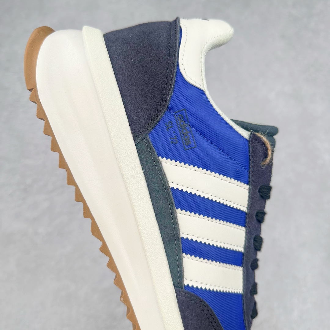 图片[6]-AD SL72 RS系列德训足球风百搭低帮休闲运动板鞋 阿迪达斯Originals推出复古「T头鞋」造型的SL72鞋款复刻，有男女两款可选。男生款为SL72RS，鞋型挺立饱满，鞋底增加高度，采用麂皮与布面制作，符合复古氛围；女生款为SL72OGW，致敬经典款式，鞋身纤细，还原70年代设计，以绿色呈现，点缀金色细节。多款配色可选。「T 头鞋」这两年有多火大家见到了吧？明星、穿搭博主几乎人手一双，凭借复古味的外观，以及亲民的价格，同样成为了不少球鞋玩家日常上脚首选。近日 adidas Originals 将有「T 头鞋」造型的诞生于 1972 年的 SL72 鞋款复刻带回，各位买鞋又有新选择了。1972 年 SL72 问世后，引领了后来阿迪达斯的跑鞋发展方向，其中「SL」代表了 Super Light，彰显了产品轻便的特性。1972 年 SL72 问世后，引领了后来阿迪达斯的跑鞋发展方向，其中「SL」代表了 Super Light，彰显了产品轻便的特性。这次 adidas Originals 延续其轻质经典的基因，带来男女两款 SL72。男生款带来 SL72 RS 鞋型，RS 意为 Reshaped（重塑），鞋款在保留了经典的外观基础上，在尼龙材质里增加了填充物，使鞋型更加挺立和饱满，鞋头则更加圆润，鞋底的 EVA 材质则增加了鞋款的高度。女生款则带来 SL72 OG W 鞋型，OG 顾名思义则是致敬经典款式，相较于 RS（Reshaped）鞋款，鞋身更加纤细，其整体鞋身轮廓、线条、细节、材质上尊崇 70 年代 SL72 的设计，还原经典味道。尺码：36 36⅔ 37⅓ 38 38⅔ 39⅓ 40 40⅔ 41⅓ 42 42⅔ 43⅓ 44 44⅔ 45-选品中心