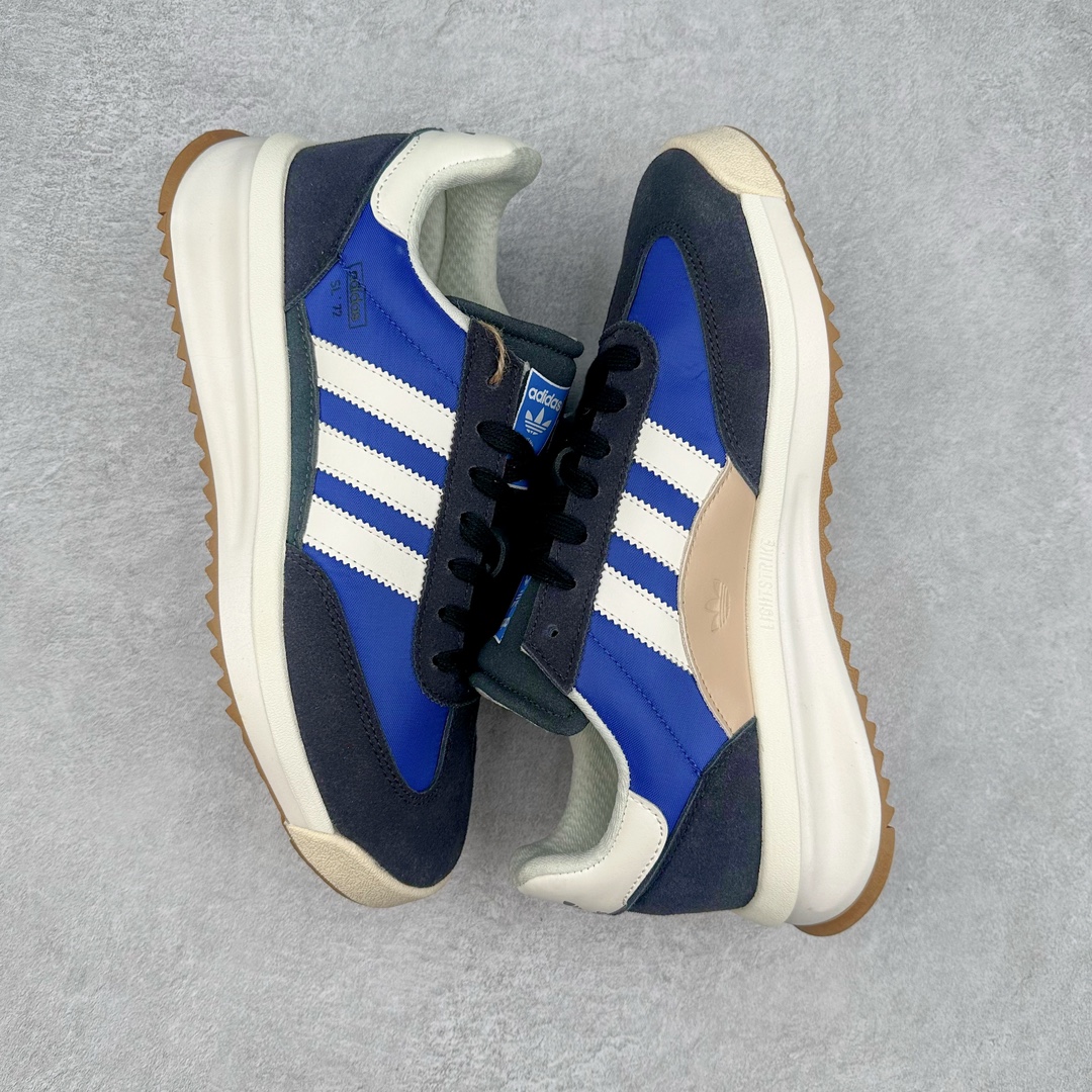 图片[3]-AD SL72 RS系列德训足球风百搭低帮休闲运动板鞋 阿迪达斯Originals推出复古「T头鞋」造型的SL72鞋款复刻，有男女两款可选。男生款为SL72RS，鞋型挺立饱满，鞋底增加高度，采用麂皮与布面制作，符合复古氛围；女生款为SL72OGW，致敬经典款式，鞋身纤细，还原70年代设计，以绿色呈现，点缀金色细节。多款配色可选。「T 头鞋」这两年有多火大家见到了吧？明星、穿搭博主几乎人手一双，凭借复古味的外观，以及亲民的价格，同样成为了不少球鞋玩家日常上脚首选。近日 adidas Originals 将有「T 头鞋」造型的诞生于 1972 年的 SL72 鞋款复刻带回，各位买鞋又有新选择了。1972 年 SL72 问世后，引领了后来阿迪达斯的跑鞋发展方向，其中「SL」代表了 Super Light，彰显了产品轻便的特性。1972 年 SL72 问世后，引领了后来阿迪达斯的跑鞋发展方向，其中「SL」代表了 Super Light，彰显了产品轻便的特性。这次 adidas Originals 延续其轻质经典的基因，带来男女两款 SL72。男生款带来 SL72 RS 鞋型，RS 意为 Reshaped（重塑），鞋款在保留了经典的外观基础上，在尼龙材质里增加了填充物，使鞋型更加挺立和饱满，鞋头则更加圆润，鞋底的 EVA 材质则增加了鞋款的高度。女生款则带来 SL72 OG W 鞋型，OG 顾名思义则是致敬经典款式，相较于 RS（Reshaped）鞋款，鞋身更加纤细，其整体鞋身轮廓、线条、细节、材质上尊崇 70 年代 SL72 的设计，还原经典味道。尺码：36 36⅔ 37⅓ 38 38⅔ 39⅓ 40 40⅔ 41⅓ 42 42⅔ 43⅓ 44 44⅔ 45-选品中心