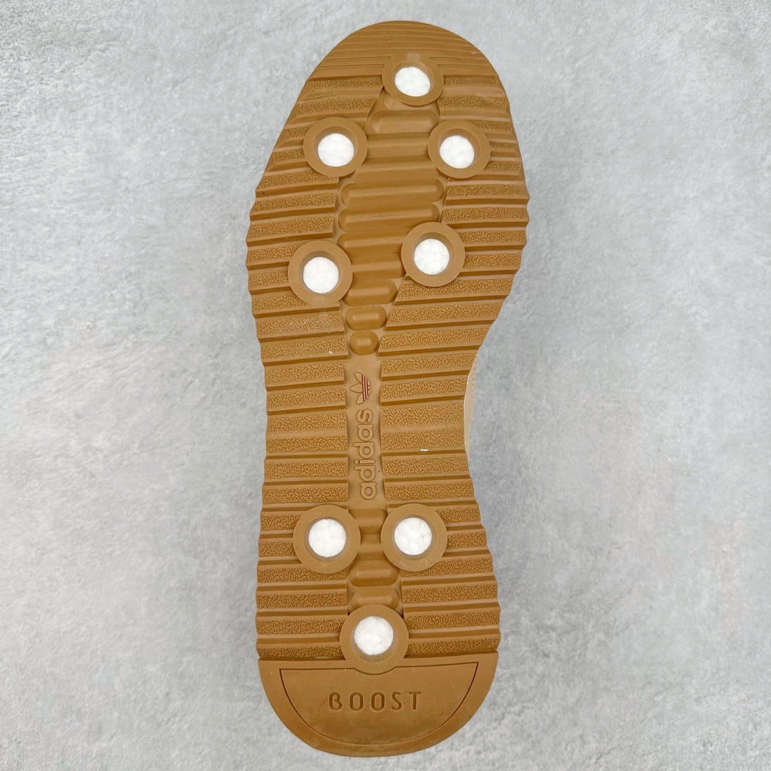 图片[9]-AD SL72 RS系列德训足球风百搭低帮休闲运动板鞋 阿迪达斯Originals推出复古「T头鞋」造型的SL72鞋款复刻，有男女两款可选。男生款为SL72RS，鞋型挺立饱满，鞋底增加高度，采用麂皮与布面制作，符合复古氛围；女生款为SL72OGW，致敬经典款式，鞋身纤细，还原70年代设计，以绿色呈现，点缀金色细节。多款配色可选。「T 头鞋」这两年有多火大家见到了吧？明星、穿搭博主几乎人手一双，凭借复古味的外观，以及亲民的价格，同样成为了不少球鞋玩家日常上脚首选。近日 adidas Originals 将有「T 头鞋」造型的诞生于 1972 年的 SL72 鞋款复刻带回，各位买鞋又有新选择了。1972 年 SL72 问世后，引领了后来阿迪达斯的跑鞋发展方向，其中「SL」代表了 Super Light，彰显了产品轻便的特性。1972 年 SL72 问世后，引领了后来阿迪达斯的跑鞋发展方向，其中「SL」代表了 Super Light，彰显了产品轻便的特性。这次 adidas Originals 延续其轻质经典的基因，带来男女两款 SL72。男生款带来 SL72 RS 鞋型，RS 意为 Reshaped（重塑），鞋款在保留了经典的外观基础上，在尼龙材质里增加了填充物，使鞋型更加挺立和饱满，鞋头则更加圆润，鞋底的 EVA 材质则增加了鞋款的高度。女生款则带来 SL72 OG W 鞋型，OG 顾名思义则是致敬经典款式，相较于 RS（Reshaped）鞋款，鞋身更加纤细，其整体鞋身轮廓、线条、细节、材质上尊崇 70 年代 SL72 的设计，还原经典味道。尺码：36 36⅔ 37⅓ 38 38⅔ 39⅓ 40 40⅔ 41⅓ 42 42⅔ 43⅓ 44 44⅔ 45-选品中心