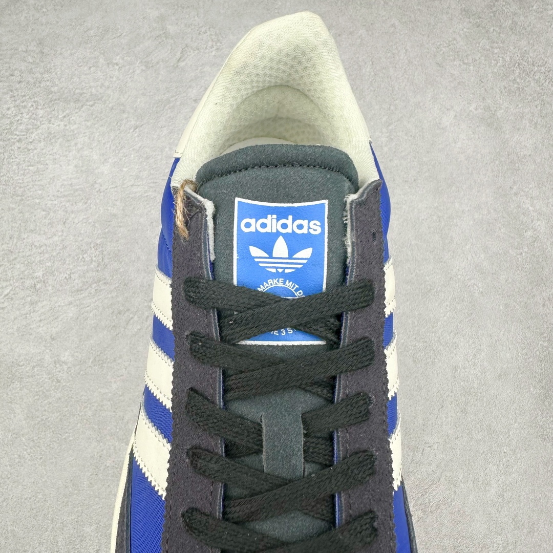 图片[5]-AD SL72 RS系列德训足球风百搭低帮休闲运动板鞋 阿迪达斯Originals推出复古「T头鞋」造型的SL72鞋款复刻，有男女两款可选。男生款为SL72RS，鞋型挺立饱满，鞋底增加高度，采用麂皮与布面制作，符合复古氛围；女生款为SL72OGW，致敬经典款式，鞋身纤细，还原70年代设计，以绿色呈现，点缀金色细节。多款配色可选。「T 头鞋」这两年有多火大家见到了吧？明星、穿搭博主几乎人手一双，凭借复古味的外观，以及亲民的价格，同样成为了不少球鞋玩家日常上脚首选。近日 adidas Originals 将有「T 头鞋」造型的诞生于 1972 年的 SL72 鞋款复刻带回，各位买鞋又有新选择了。1972 年 SL72 问世后，引领了后来阿迪达斯的跑鞋发展方向，其中「SL」代表了 Super Light，彰显了产品轻便的特性。1972 年 SL72 问世后，引领了后来阿迪达斯的跑鞋发展方向，其中「SL」代表了 Super Light，彰显了产品轻便的特性。这次 adidas Originals 延续其轻质经典的基因，带来男女两款 SL72。男生款带来 SL72 RS 鞋型，RS 意为 Reshaped（重塑），鞋款在保留了经典的外观基础上，在尼龙材质里增加了填充物，使鞋型更加挺立和饱满，鞋头则更加圆润，鞋底的 EVA 材质则增加了鞋款的高度。女生款则带来 SL72 OG W 鞋型，OG 顾名思义则是致敬经典款式，相较于 RS（Reshaped）鞋款，鞋身更加纤细，其整体鞋身轮廓、线条、细节、材质上尊崇 70 年代 SL72 的设计，还原经典味道。尺码：36 36⅔ 37⅓ 38 38⅔ 39⅓ 40 40⅔ 41⅓ 42 42⅔ 43⅓ 44 44⅔ 45-选品中心