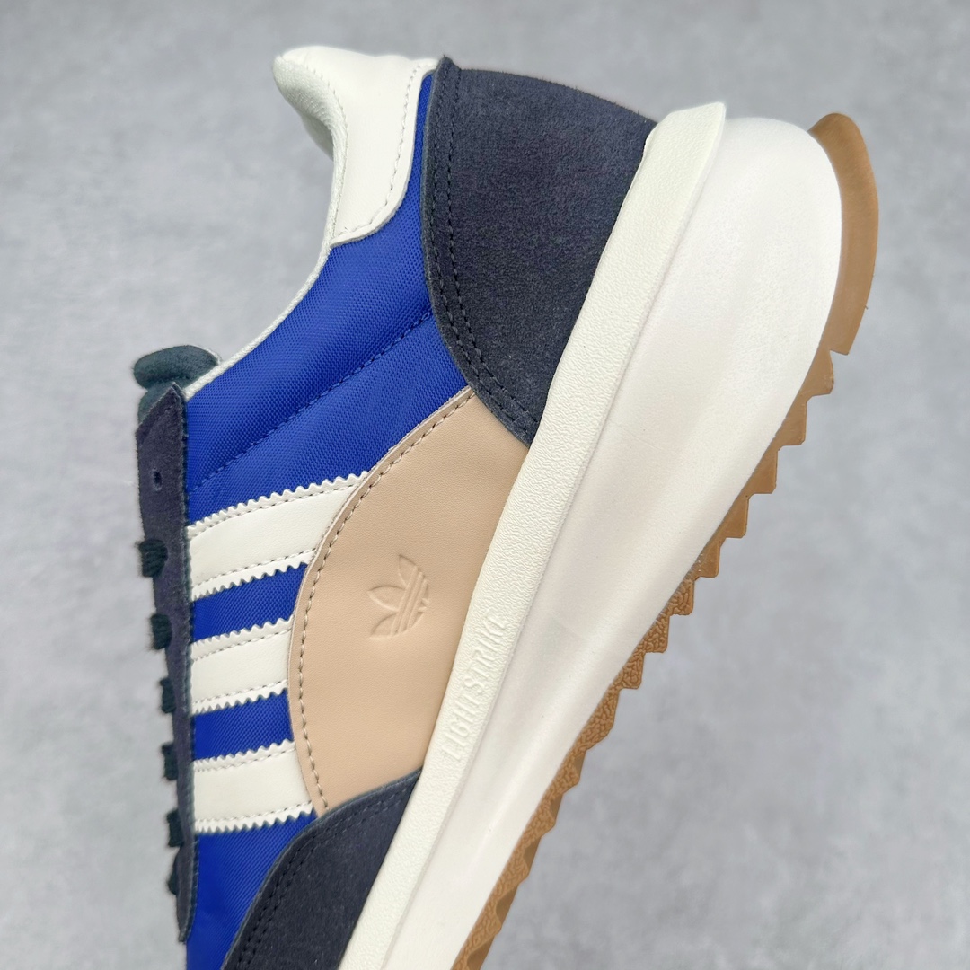 图片[7]-AD SL72 RS系列德训足球风百搭低帮休闲运动板鞋 阿迪达斯Originals推出复古「T头鞋」造型的SL72鞋款复刻，有男女两款可选。男生款为SL72RS，鞋型挺立饱满，鞋底增加高度，采用麂皮与布面制作，符合复古氛围；女生款为SL72OGW，致敬经典款式，鞋身纤细，还原70年代设计，以绿色呈现，点缀金色细节。多款配色可选。「T 头鞋」这两年有多火大家见到了吧？明星、穿搭博主几乎人手一双，凭借复古味的外观，以及亲民的价格，同样成为了不少球鞋玩家日常上脚首选。近日 adidas Originals 将有「T 头鞋」造型的诞生于 1972 年的 SL72 鞋款复刻带回，各位买鞋又有新选择了。1972 年 SL72 问世后，引领了后来阿迪达斯的跑鞋发展方向，其中「SL」代表了 Super Light，彰显了产品轻便的特性。1972 年 SL72 问世后，引领了后来阿迪达斯的跑鞋发展方向，其中「SL」代表了 Super Light，彰显了产品轻便的特性。这次 adidas Originals 延续其轻质经典的基因，带来男女两款 SL72。男生款带来 SL72 RS 鞋型，RS 意为 Reshaped（重塑），鞋款在保留了经典的外观基础上，在尼龙材质里增加了填充物，使鞋型更加挺立和饱满，鞋头则更加圆润，鞋底的 EVA 材质则增加了鞋款的高度。女生款则带来 SL72 OG W 鞋型，OG 顾名思义则是致敬经典款式，相较于 RS（Reshaped）鞋款，鞋身更加纤细，其整体鞋身轮廓、线条、细节、材质上尊崇 70 年代 SL72 的设计，还原经典味道。尺码：36 36⅔ 37⅓ 38 38⅔ 39⅓ 40 40⅔ 41⅓ 42 42⅔ 43⅓ 44 44⅔ 45-选品中心