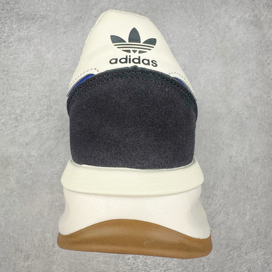 图片[8]-AD SL72 RS系列德训足球风百搭低帮休闲运动板鞋 阿迪达斯Originals推出复古「T头鞋」造型的SL72鞋款复刻，有男女两款可选。男生款为SL72RS，鞋型挺立饱满，鞋底增加高度，采用麂皮与布面制作，符合复古氛围；女生款为SL72OGW，致敬经典款式，鞋身纤细，还原70年代设计，以绿色呈现，点缀金色细节。多款配色可选。「T 头鞋」这两年有多火大家见到了吧？明星、穿搭博主几乎人手一双，凭借复古味的外观，以及亲民的价格，同样成为了不少球鞋玩家日常上脚首选。近日 adidas Originals 将有「T 头鞋」造型的诞生于 1972 年的 SL72 鞋款复刻带回，各位买鞋又有新选择了。1972 年 SL72 问世后，引领了后来阿迪达斯的跑鞋发展方向，其中「SL」代表了 Super Light，彰显了产品轻便的特性。1972 年 SL72 问世后，引领了后来阿迪达斯的跑鞋发展方向，其中「SL」代表了 Super Light，彰显了产品轻便的特性。这次 adidas Originals 延续其轻质经典的基因，带来男女两款 SL72。男生款带来 SL72 RS 鞋型，RS 意为 Reshaped（重塑），鞋款在保留了经典的外观基础上，在尼龙材质里增加了填充物，使鞋型更加挺立和饱满，鞋头则更加圆润，鞋底的 EVA 材质则增加了鞋款的高度。女生款则带来 SL72 OG W 鞋型，OG 顾名思义则是致敬经典款式，相较于 RS（Reshaped）鞋款，鞋身更加纤细，其整体鞋身轮廓、线条、细节、材质上尊崇 70 年代 SL72 的设计，还原经典味道。尺码：36 36⅔ 37⅓ 38 38⅔ 39⅓ 40 40⅔ 41⅓ 42 42⅔ 43⅓ 44 44⅔ 45-选品中心