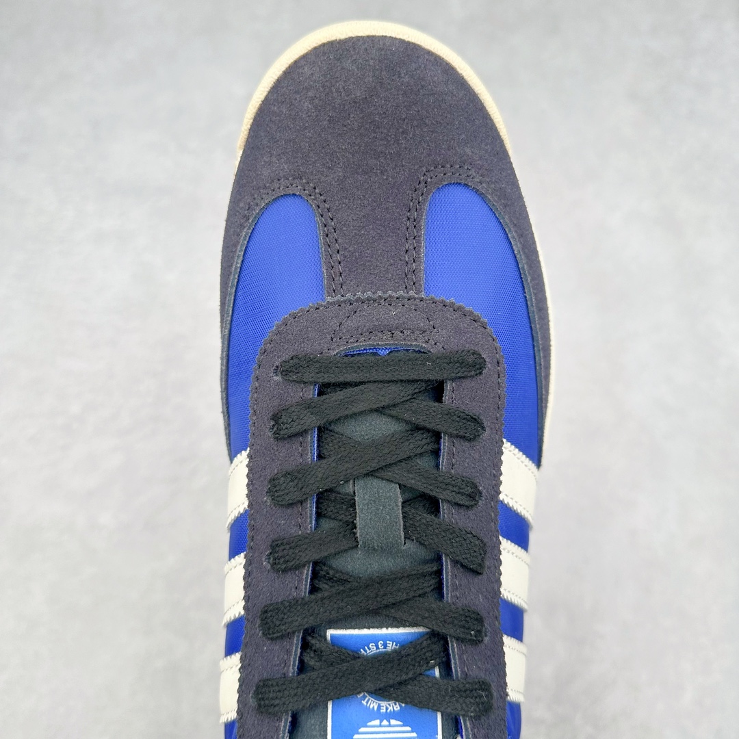 图片[4]-AD SL72 RS系列德训足球风百搭低帮休闲运动板鞋 阿迪达斯Originals推出复古「T头鞋」造型的SL72鞋款复刻，有男女两款可选。男生款为SL72RS，鞋型挺立饱满，鞋底增加高度，采用麂皮与布面制作，符合复古氛围；女生款为SL72OGW，致敬经典款式，鞋身纤细，还原70年代设计，以绿色呈现，点缀金色细节。多款配色可选。「T 头鞋」这两年有多火大家见到了吧？明星、穿搭博主几乎人手一双，凭借复古味的外观，以及亲民的价格，同样成为了不少球鞋玩家日常上脚首选。近日 adidas Originals 将有「T 头鞋」造型的诞生于 1972 年的 SL72 鞋款复刻带回，各位买鞋又有新选择了。1972 年 SL72 问世后，引领了后来阿迪达斯的跑鞋发展方向，其中「SL」代表了 Super Light，彰显了产品轻便的特性。1972 年 SL72 问世后，引领了后来阿迪达斯的跑鞋发展方向，其中「SL」代表了 Super Light，彰显了产品轻便的特性。这次 adidas Originals 延续其轻质经典的基因，带来男女两款 SL72。男生款带来 SL72 RS 鞋型，RS 意为 Reshaped（重塑），鞋款在保留了经典的外观基础上，在尼龙材质里增加了填充物，使鞋型更加挺立和饱满，鞋头则更加圆润，鞋底的 EVA 材质则增加了鞋款的高度。女生款则带来 SL72 OG W 鞋型，OG 顾名思义则是致敬经典款式，相较于 RS（Reshaped）鞋款，鞋身更加纤细，其整体鞋身轮廓、线条、细节、材质上尊崇 70 年代 SL72 的设计，还原经典味道。尺码：36 36⅔ 37⅓ 38 38⅔ 39⅓ 40 40⅔ 41⅓ 42 42⅔ 43⅓ 44 44⅔ 45-选品中心