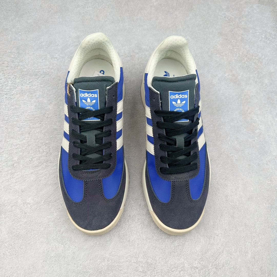 图片[2]-AD SL72 RS系列德训足球风百搭低帮休闲运动板鞋 阿迪达斯Originals推出复古「T头鞋」造型的SL72鞋款复刻，有男女两款可选。男生款为SL72RS，鞋型挺立饱满，鞋底增加高度，采用麂皮与布面制作，符合复古氛围；女生款为SL72OGW，致敬经典款式，鞋身纤细，还原70年代设计，以绿色呈现，点缀金色细节。多款配色可选。「T 头鞋」这两年有多火大家见到了吧？明星、穿搭博主几乎人手一双，凭借复古味的外观，以及亲民的价格，同样成为了不少球鞋玩家日常上脚首选。近日 adidas Originals 将有「T 头鞋」造型的诞生于 1972 年的 SL72 鞋款复刻带回，各位买鞋又有新选择了。1972 年 SL72 问世后，引领了后来阿迪达斯的跑鞋发展方向，其中「SL」代表了 Super Light，彰显了产品轻便的特性。1972 年 SL72 问世后，引领了后来阿迪达斯的跑鞋发展方向，其中「SL」代表了 Super Light，彰显了产品轻便的特性。这次 adidas Originals 延续其轻质经典的基因，带来男女两款 SL72。男生款带来 SL72 RS 鞋型，RS 意为 Reshaped（重塑），鞋款在保留了经典的外观基础上，在尼龙材质里增加了填充物，使鞋型更加挺立和饱满，鞋头则更加圆润，鞋底的 EVA 材质则增加了鞋款的高度。女生款则带来 SL72 OG W 鞋型，OG 顾名思义则是致敬经典款式，相较于 RS（Reshaped）鞋款，鞋身更加纤细，其整体鞋身轮廓、线条、细节、材质上尊崇 70 年代 SL72 的设计，还原经典味道。尺码：36 36⅔ 37⅓ 38 38⅔ 39⅓ 40 40⅔ 41⅓ 42 42⅔ 43⅓ 44 44⅔ 45-选品中心