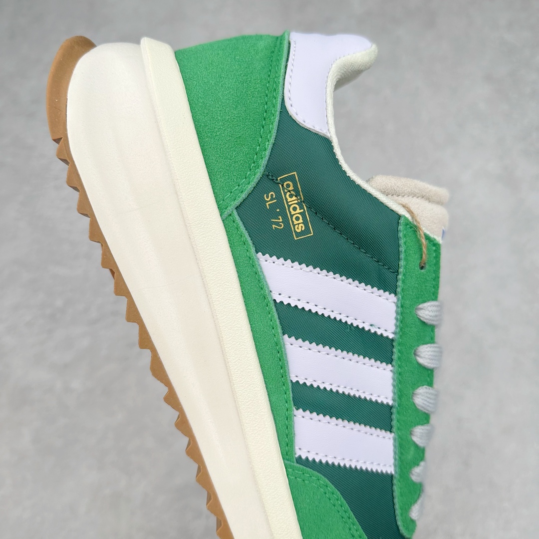 图片[6]-AD SL72 RS系列德训足球风百搭低帮休闲运动板鞋 阿迪达斯Originals推出复古「T头鞋」造型的SL72鞋款复刻，有男女两款可选。男生款为SL72RS，鞋型挺立饱满，鞋底增加高度，采用麂皮与布面制作，符合复古氛围；女生款为SL72OGW，致敬经典款式，鞋身纤细，还原70年代设计，以绿色呈现，点缀金色细节。多款配色可选。「T 头鞋」这两年有多火大家见到了吧？明星、穿搭博主几乎人手一双，凭借复古味的外观，以及亲民的价格，同样成为了不少球鞋玩家日常上脚首选。近日 adidas Originals 将有「T 头鞋」造型的诞生于 1972 年的 SL72 鞋款复刻带回，各位买鞋又有新选择了。1972 年 SL72 问世后，引领了后来阿迪达斯的跑鞋发展方向，其中「SL」代表了 Super Light，彰显了产品轻便的特性。1972 年 SL72 问世后，引领了后来阿迪达斯的跑鞋发展方向，其中「SL」代表了 Super Light，彰显了产品轻便的特性。这次 adidas Originals 延续其轻质经典的基因，带来男女两款 SL72。男生款带来 SL72 RS 鞋型，RS 意为 Reshaped（重塑），鞋款在保留了经典的外观基础上，在尼龙材质里增加了填充物，使鞋型更加挺立和饱满，鞋头则更加圆润，鞋底的 EVA 材质则增加了鞋款的高度。女生款则带来 SL72 OG W 鞋型，OG 顾名思义则是致敬经典款式，相较于 RS（Reshaped）鞋款，鞋身更加纤细，其整体鞋身轮廓、线条、细节、材质上尊崇 70 年代 SL72 的设计，还原经典味道。尺码：36 36⅔ 37⅓ 38 38⅔ 39⅓ 40 40⅔ 41⅓ 42 42⅔ 43⅓ 44 44⅔ 45-选品中心