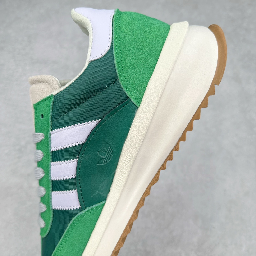 图片[7]-AD SL72 RS系列德训足球风百搭低帮休闲运动板鞋 阿迪达斯Originals推出复古「T头鞋」造型的SL72鞋款复刻，有男女两款可选。男生款为SL72RS，鞋型挺立饱满，鞋底增加高度，采用麂皮与布面制作，符合复古氛围；女生款为SL72OGW，致敬经典款式，鞋身纤细，还原70年代设计，以绿色呈现，点缀金色细节。多款配色可选。「T 头鞋」这两年有多火大家见到了吧？明星、穿搭博主几乎人手一双，凭借复古味的外观，以及亲民的价格，同样成为了不少球鞋玩家日常上脚首选。近日 adidas Originals 将有「T 头鞋」造型的诞生于 1972 年的 SL72 鞋款复刻带回，各位买鞋又有新选择了。1972 年 SL72 问世后，引领了后来阿迪达斯的跑鞋发展方向，其中「SL」代表了 Super Light，彰显了产品轻便的特性。1972 年 SL72 问世后，引领了后来阿迪达斯的跑鞋发展方向，其中「SL」代表了 Super Light，彰显了产品轻便的特性。这次 adidas Originals 延续其轻质经典的基因，带来男女两款 SL72。男生款带来 SL72 RS 鞋型，RS 意为 Reshaped（重塑），鞋款在保留了经典的外观基础上，在尼龙材质里增加了填充物，使鞋型更加挺立和饱满，鞋头则更加圆润，鞋底的 EVA 材质则增加了鞋款的高度。女生款则带来 SL72 OG W 鞋型，OG 顾名思义则是致敬经典款式，相较于 RS（Reshaped）鞋款，鞋身更加纤细，其整体鞋身轮廓、线条、细节、材质上尊崇 70 年代 SL72 的设计，还原经典味道。尺码：36 36⅔ 37⅓ 38 38⅔ 39⅓ 40 40⅔ 41⅓ 42 42⅔ 43⅓ 44 44⅔ 45-选品中心