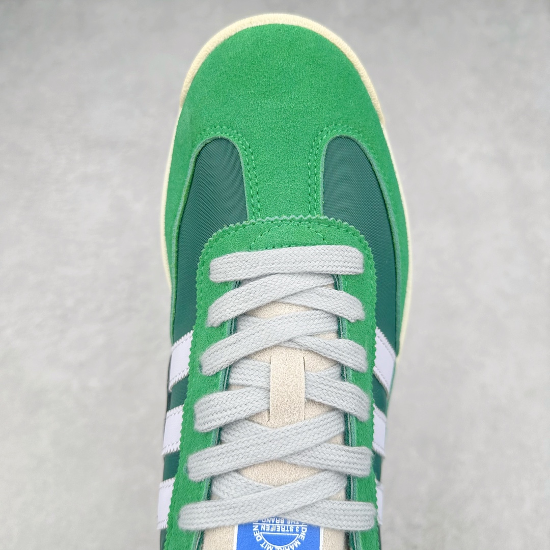 图片[4]-AD SL72 RS系列德训足球风百搭低帮休闲运动板鞋 阿迪达斯Originals推出复古「T头鞋」造型的SL72鞋款复刻，有男女两款可选。男生款为SL72RS，鞋型挺立饱满，鞋底增加高度，采用麂皮与布面制作，符合复古氛围；女生款为SL72OGW，致敬经典款式，鞋身纤细，还原70年代设计，以绿色呈现，点缀金色细节。多款配色可选。「T 头鞋」这两年有多火大家见到了吧？明星、穿搭博主几乎人手一双，凭借复古味的外观，以及亲民的价格，同样成为了不少球鞋玩家日常上脚首选。近日 adidas Originals 将有「T 头鞋」造型的诞生于 1972 年的 SL72 鞋款复刻带回，各位买鞋又有新选择了。1972 年 SL72 问世后，引领了后来阿迪达斯的跑鞋发展方向，其中「SL」代表了 Super Light，彰显了产品轻便的特性。1972 年 SL72 问世后，引领了后来阿迪达斯的跑鞋发展方向，其中「SL」代表了 Super Light，彰显了产品轻便的特性。这次 adidas Originals 延续其轻质经典的基因，带来男女两款 SL72。男生款带来 SL72 RS 鞋型，RS 意为 Reshaped（重塑），鞋款在保留了经典的外观基础上，在尼龙材质里增加了填充物，使鞋型更加挺立和饱满，鞋头则更加圆润，鞋底的 EVA 材质则增加了鞋款的高度。女生款则带来 SL72 OG W 鞋型，OG 顾名思义则是致敬经典款式，相较于 RS（Reshaped）鞋款，鞋身更加纤细，其整体鞋身轮廓、线条、细节、材质上尊崇 70 年代 SL72 的设计，还原经典味道。尺码：36 36⅔ 37⅓ 38 38⅔ 39⅓ 40 40⅔ 41⅓ 42 42⅔ 43⅓ 44 44⅔ 45-选品中心