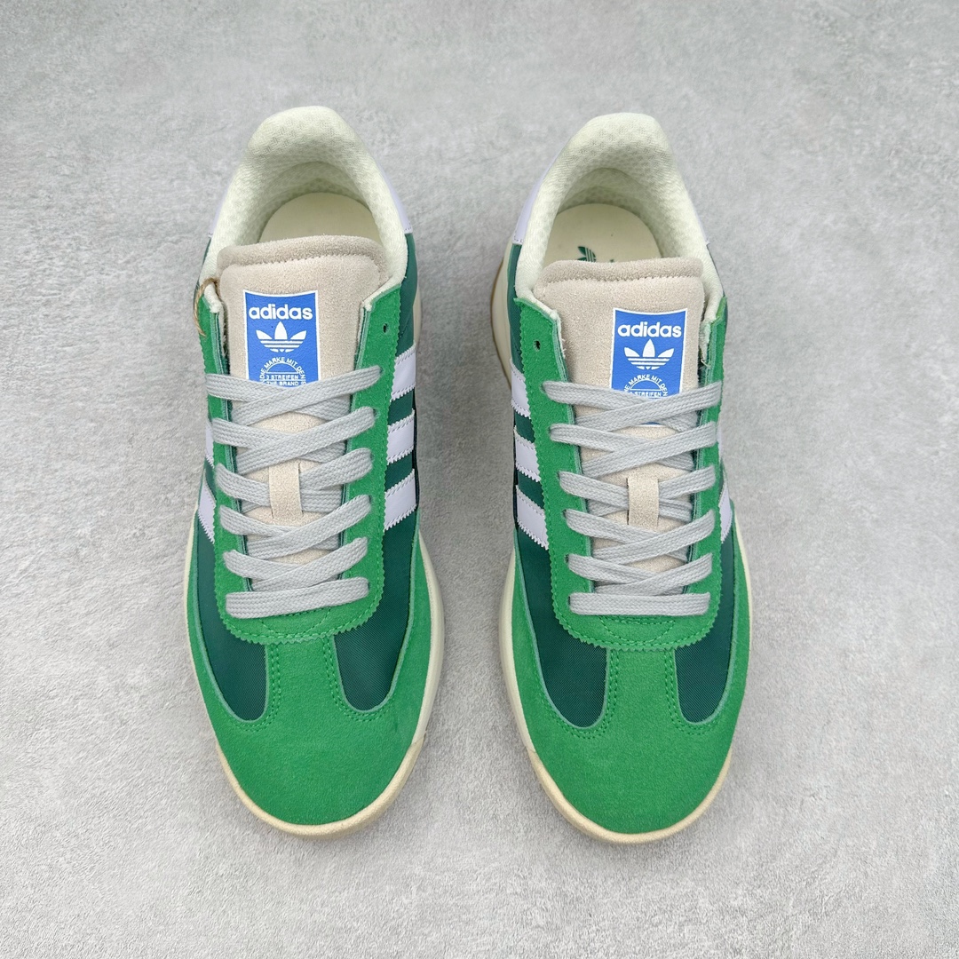 图片[2]-AD SL72 RS系列德训足球风百搭低帮休闲运动板鞋 阿迪达斯Originals推出复古「T头鞋」造型的SL72鞋款复刻，有男女两款可选。男生款为SL72RS，鞋型挺立饱满，鞋底增加高度，采用麂皮与布面制作，符合复古氛围；女生款为SL72OGW，致敬经典款式，鞋身纤细，还原70年代设计，以绿色呈现，点缀金色细节。多款配色可选。「T 头鞋」这两年有多火大家见到了吧？明星、穿搭博主几乎人手一双，凭借复古味的外观，以及亲民的价格，同样成为了不少球鞋玩家日常上脚首选。近日 adidas Originals 将有「T 头鞋」造型的诞生于 1972 年的 SL72 鞋款复刻带回，各位买鞋又有新选择了。1972 年 SL72 问世后，引领了后来阿迪达斯的跑鞋发展方向，其中「SL」代表了 Super Light，彰显了产品轻便的特性。1972 年 SL72 问世后，引领了后来阿迪达斯的跑鞋发展方向，其中「SL」代表了 Super Light，彰显了产品轻便的特性。这次 adidas Originals 延续其轻质经典的基因，带来男女两款 SL72。男生款带来 SL72 RS 鞋型，RS 意为 Reshaped（重塑），鞋款在保留了经典的外观基础上，在尼龙材质里增加了填充物，使鞋型更加挺立和饱满，鞋头则更加圆润，鞋底的 EVA 材质则增加了鞋款的高度。女生款则带来 SL72 OG W 鞋型，OG 顾名思义则是致敬经典款式，相较于 RS（Reshaped）鞋款，鞋身更加纤细，其整体鞋身轮廓、线条、细节、材质上尊崇 70 年代 SL72 的设计，还原经典味道。尺码：36 36⅔ 37⅓ 38 38⅔ 39⅓ 40 40⅔ 41⅓ 42 42⅔ 43⅓ 44 44⅔ 45-选品中心