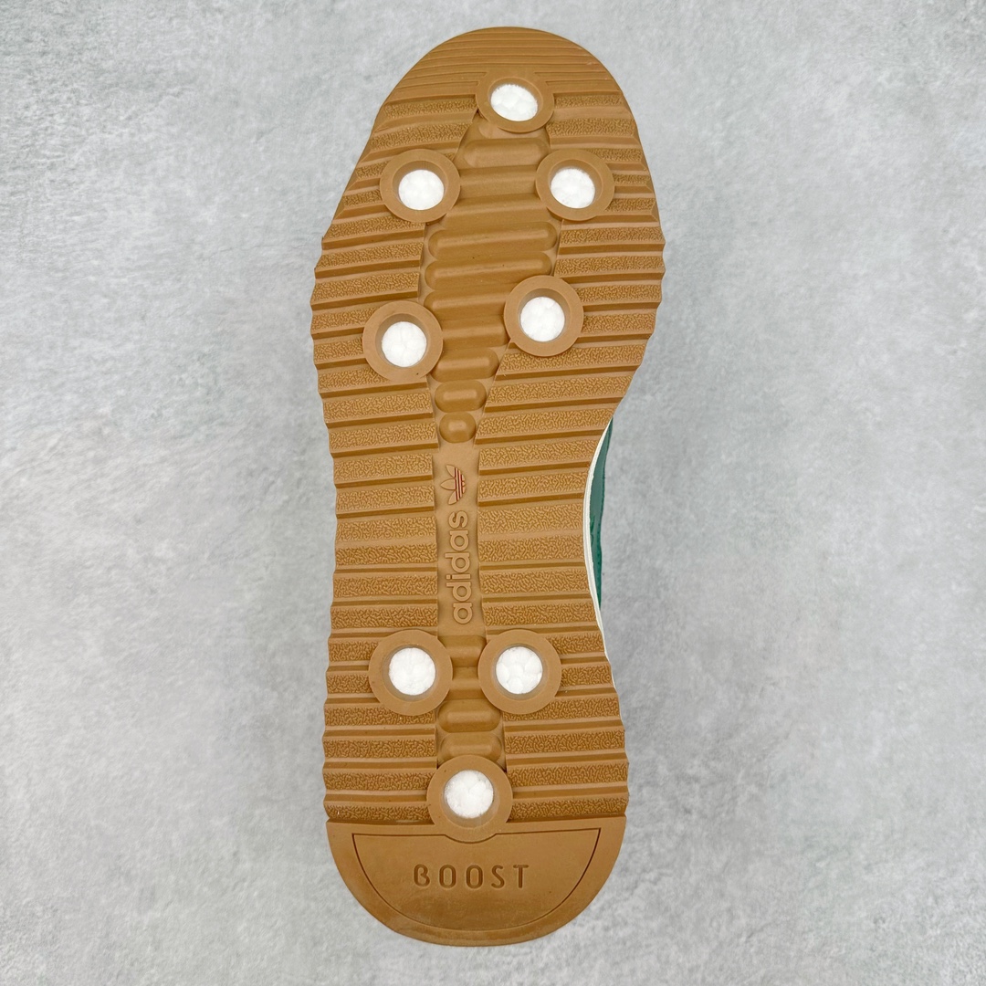 图片[9]-AD SL72 RS系列德训足球风百搭低帮休闲运动板鞋 阿迪达斯Originals推出复古「T头鞋」造型的SL72鞋款复刻，有男女两款可选。男生款为SL72RS，鞋型挺立饱满，鞋底增加高度，采用麂皮与布面制作，符合复古氛围；女生款为SL72OGW，致敬经典款式，鞋身纤细，还原70年代设计，以绿色呈现，点缀金色细节。多款配色可选。「T 头鞋」这两年有多火大家见到了吧？明星、穿搭博主几乎人手一双，凭借复古味的外观，以及亲民的价格，同样成为了不少球鞋玩家日常上脚首选。近日 adidas Originals 将有「T 头鞋」造型的诞生于 1972 年的 SL72 鞋款复刻带回，各位买鞋又有新选择了。1972 年 SL72 问世后，引领了后来阿迪达斯的跑鞋发展方向，其中「SL」代表了 Super Light，彰显了产品轻便的特性。1972 年 SL72 问世后，引领了后来阿迪达斯的跑鞋发展方向，其中「SL」代表了 Super Light，彰显了产品轻便的特性。这次 adidas Originals 延续其轻质经典的基因，带来男女两款 SL72。男生款带来 SL72 RS 鞋型，RS 意为 Reshaped（重塑），鞋款在保留了经典的外观基础上，在尼龙材质里增加了填充物，使鞋型更加挺立和饱满，鞋头则更加圆润，鞋底的 EVA 材质则增加了鞋款的高度。女生款则带来 SL72 OG W 鞋型，OG 顾名思义则是致敬经典款式，相较于 RS（Reshaped）鞋款，鞋身更加纤细，其整体鞋身轮廓、线条、细节、材质上尊崇 70 年代 SL72 的设计，还原经典味道。尺码：36 36⅔ 37⅓ 38 38⅔ 39⅓ 40 40⅔ 41⅓ 42 42⅔ 43⅓ 44 44⅔ 45-选品中心