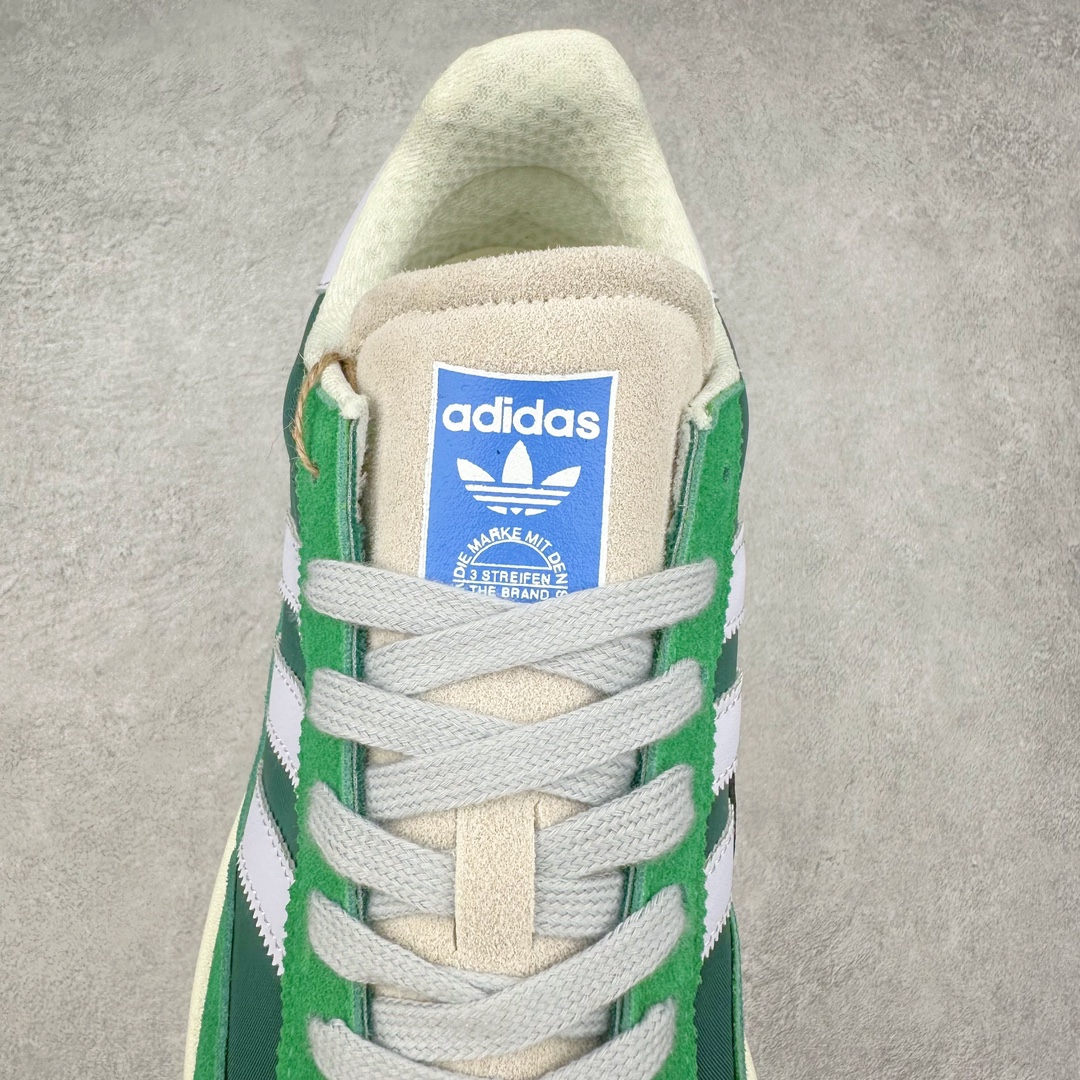 图片[5]-AD SL72 RS系列德训足球风百搭低帮休闲运动板鞋 阿迪达斯Originals推出复古「T头鞋」造型的SL72鞋款复刻，有男女两款可选。男生款为SL72RS，鞋型挺立饱满，鞋底增加高度，采用麂皮与布面制作，符合复古氛围；女生款为SL72OGW，致敬经典款式，鞋身纤细，还原70年代设计，以绿色呈现，点缀金色细节。多款配色可选。「T 头鞋」这两年有多火大家见到了吧？明星、穿搭博主几乎人手一双，凭借复古味的外观，以及亲民的价格，同样成为了不少球鞋玩家日常上脚首选。近日 adidas Originals 将有「T 头鞋」造型的诞生于 1972 年的 SL72 鞋款复刻带回，各位买鞋又有新选择了。1972 年 SL72 问世后，引领了后来阿迪达斯的跑鞋发展方向，其中「SL」代表了 Super Light，彰显了产品轻便的特性。1972 年 SL72 问世后，引领了后来阿迪达斯的跑鞋发展方向，其中「SL」代表了 Super Light，彰显了产品轻便的特性。这次 adidas Originals 延续其轻质经典的基因，带来男女两款 SL72。男生款带来 SL72 RS 鞋型，RS 意为 Reshaped（重塑），鞋款在保留了经典的外观基础上，在尼龙材质里增加了填充物，使鞋型更加挺立和饱满，鞋头则更加圆润，鞋底的 EVA 材质则增加了鞋款的高度。女生款则带来 SL72 OG W 鞋型，OG 顾名思义则是致敬经典款式，相较于 RS（Reshaped）鞋款，鞋身更加纤细，其整体鞋身轮廓、线条、细节、材质上尊崇 70 年代 SL72 的设计，还原经典味道。尺码：36 36⅔ 37⅓ 38 38⅔ 39⅓ 40 40⅔ 41⅓ 42 42⅔ 43⅓ 44 44⅔ 45-选品中心