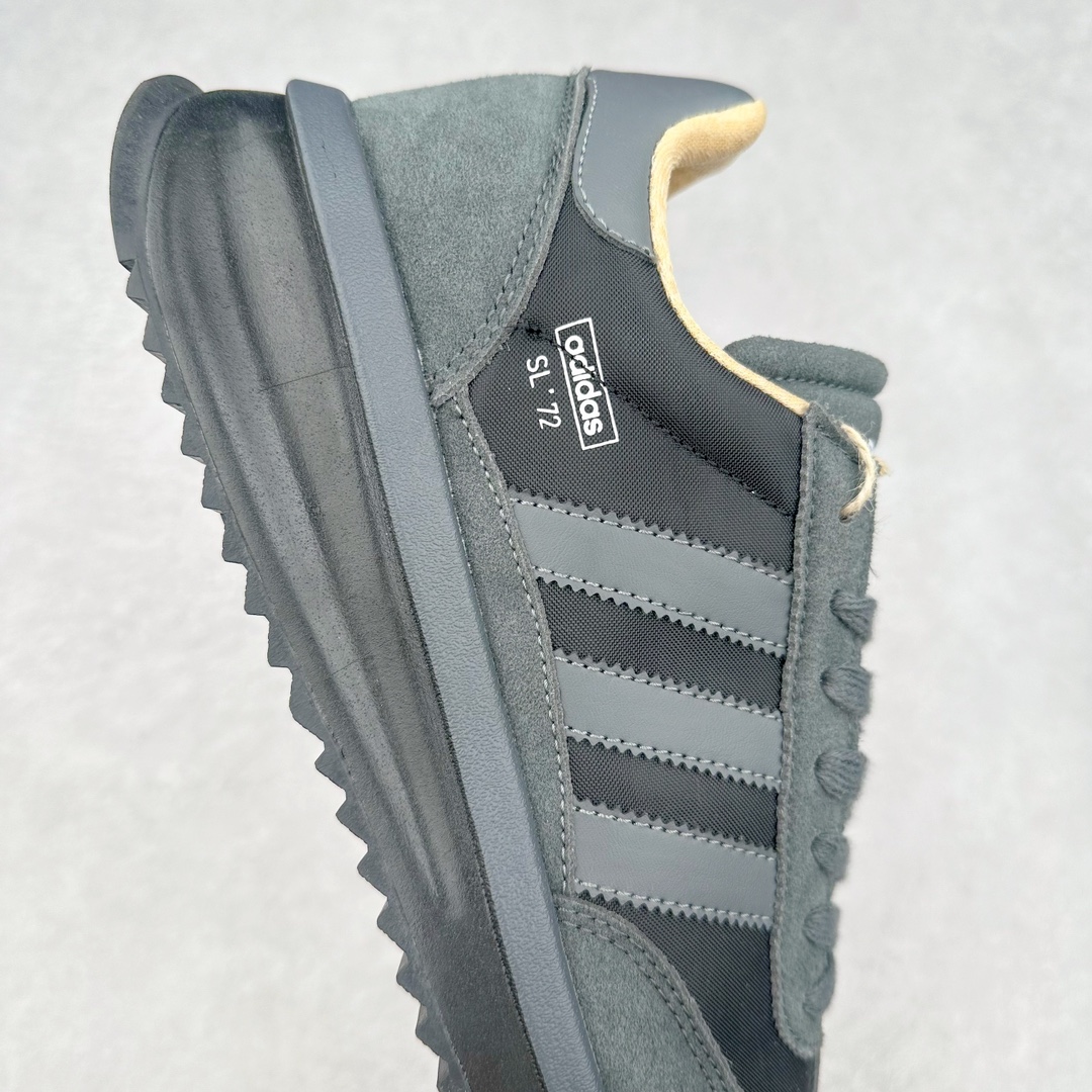 图片[6]-AD SL72 RS系列德训足球风百搭低帮休闲运动板鞋 阿迪达斯Originals推出复古「T头鞋」造型的SL72鞋款复刻，有男女两款可选。男生款为SL72RS，鞋型挺立饱满，鞋底增加高度，采用麂皮与布面制作，符合复古氛围；女生款为SL72OGW，致敬经典款式，鞋身纤细，还原70年代设计，以绿色呈现，点缀金色细节。多款配色可选。「T 头鞋」这两年有多火大家见到了吧？明星、穿搭博主几乎人手一双，凭借复古味的外观，以及亲民的价格，同样成为了不少球鞋玩家日常上脚首选。近日 adidas Originals 将有「T 头鞋」造型的诞生于 1972 年的 SL72 鞋款复刻带回，各位买鞋又有新选择了。1972 年 SL72 问世后，引领了后来阿迪达斯的跑鞋发展方向，其中「SL」代表了 Super Light，彰显了产品轻便的特性。1972 年 SL72 问世后，引领了后来阿迪达斯的跑鞋发展方向，其中「SL」代表了 Super Light，彰显了产品轻便的特性。这次 adidas Originals 延续其轻质经典的基因，带来男女两款 SL72。男生款带来 SL72 RS 鞋型，RS 意为 Reshaped（重塑），鞋款在保留了经典的外观基础上，在尼龙材质里增加了填充物，使鞋型更加挺立和饱满，鞋头则更加圆润，鞋底的 EVA 材质则增加了鞋款的高度。女生款则带来 SL72 OG W 鞋型，OG 顾名思义则是致敬经典款式，相较于 RS（Reshaped）鞋款，鞋身更加纤细，其整体鞋身轮廓、线条、细节、材质上尊崇 70 年代 SL72 的设计，还原经典味道。尺码：36 36⅔ 37⅓ 38 38⅔ 39⅓ 40 40⅔ 41⅓ 42 42⅔ 43⅓ 44 44⅔ 45-选品中心