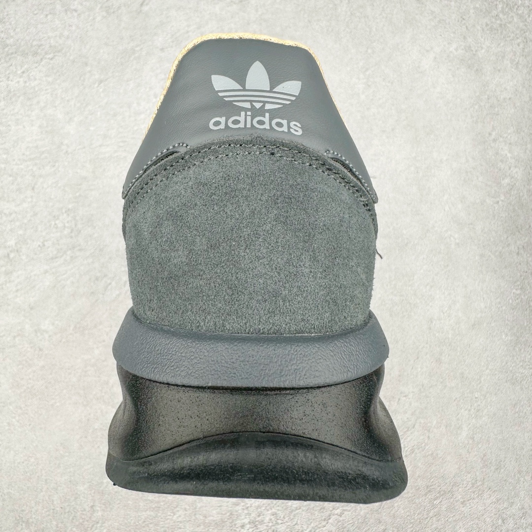 图片[8]-AD SL72 RS系列德训足球风百搭低帮休闲运动板鞋 阿迪达斯Originals推出复古「T头鞋」造型的SL72鞋款复刻，有男女两款可选。男生款为SL72RS，鞋型挺立饱满，鞋底增加高度，采用麂皮与布面制作，符合复古氛围；女生款为SL72OGW，致敬经典款式，鞋身纤细，还原70年代设计，以绿色呈现，点缀金色细节。多款配色可选。「T 头鞋」这两年有多火大家见到了吧？明星、穿搭博主几乎人手一双，凭借复古味的外观，以及亲民的价格，同样成为了不少球鞋玩家日常上脚首选。近日 adidas Originals 将有「T 头鞋」造型的诞生于 1972 年的 SL72 鞋款复刻带回，各位买鞋又有新选择了。1972 年 SL72 问世后，引领了后来阿迪达斯的跑鞋发展方向，其中「SL」代表了 Super Light，彰显了产品轻便的特性。1972 年 SL72 问世后，引领了后来阿迪达斯的跑鞋发展方向，其中「SL」代表了 Super Light，彰显了产品轻便的特性。这次 adidas Originals 延续其轻质经典的基因，带来男女两款 SL72。男生款带来 SL72 RS 鞋型，RS 意为 Reshaped（重塑），鞋款在保留了经典的外观基础上，在尼龙材质里增加了填充物，使鞋型更加挺立和饱满，鞋头则更加圆润，鞋底的 EVA 材质则增加了鞋款的高度。女生款则带来 SL72 OG W 鞋型，OG 顾名思义则是致敬经典款式，相较于 RS（Reshaped）鞋款，鞋身更加纤细，其整体鞋身轮廓、线条、细节、材质上尊崇 70 年代 SL72 的设计，还原经典味道。尺码：36 36⅔ 37⅓ 38 38⅔ 39⅓ 40 40⅔ 41⅓ 42 42⅔ 43⅓ 44 44⅔ 45-选品中心