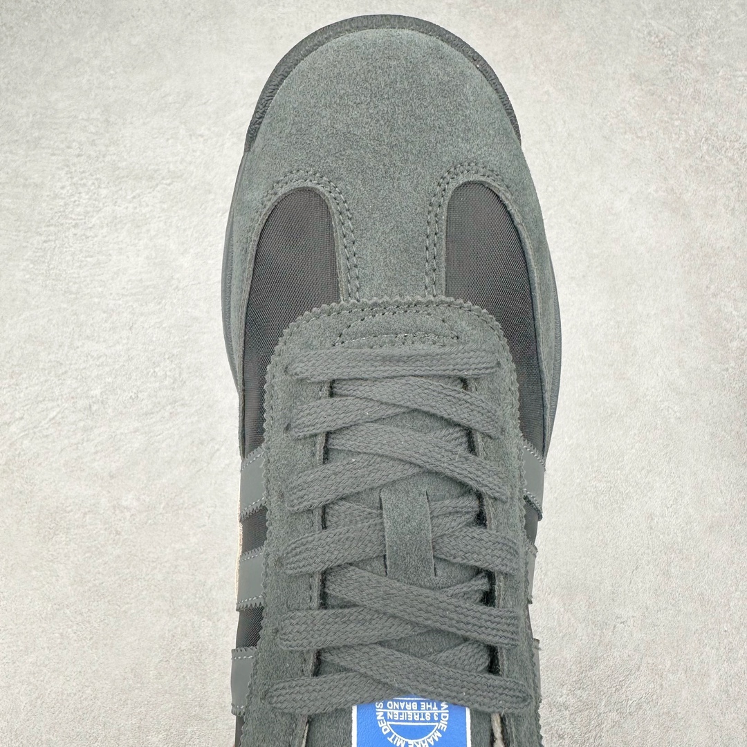 图片[4]-AD SL72 RS系列德训足球风百搭低帮休闲运动板鞋 阿迪达斯Originals推出复古「T头鞋」造型的SL72鞋款复刻，有男女两款可选。男生款为SL72RS，鞋型挺立饱满，鞋底增加高度，采用麂皮与布面制作，符合复古氛围；女生款为SL72OGW，致敬经典款式，鞋身纤细，还原70年代设计，以绿色呈现，点缀金色细节。多款配色可选。「T 头鞋」这两年有多火大家见到了吧？明星、穿搭博主几乎人手一双，凭借复古味的外观，以及亲民的价格，同样成为了不少球鞋玩家日常上脚首选。近日 adidas Originals 将有「T 头鞋」造型的诞生于 1972 年的 SL72 鞋款复刻带回，各位买鞋又有新选择了。1972 年 SL72 问世后，引领了后来阿迪达斯的跑鞋发展方向，其中「SL」代表了 Super Light，彰显了产品轻便的特性。1972 年 SL72 问世后，引领了后来阿迪达斯的跑鞋发展方向，其中「SL」代表了 Super Light，彰显了产品轻便的特性。这次 adidas Originals 延续其轻质经典的基因，带来男女两款 SL72。男生款带来 SL72 RS 鞋型，RS 意为 Reshaped（重塑），鞋款在保留了经典的外观基础上，在尼龙材质里增加了填充物，使鞋型更加挺立和饱满，鞋头则更加圆润，鞋底的 EVA 材质则增加了鞋款的高度。女生款则带来 SL72 OG W 鞋型，OG 顾名思义则是致敬经典款式，相较于 RS（Reshaped）鞋款，鞋身更加纤细，其整体鞋身轮廓、线条、细节、材质上尊崇 70 年代 SL72 的设计，还原经典味道。尺码：36 36⅔ 37⅓ 38 38⅔ 39⅓ 40 40⅔ 41⅓ 42 42⅔ 43⅓ 44 44⅔ 45-选品中心