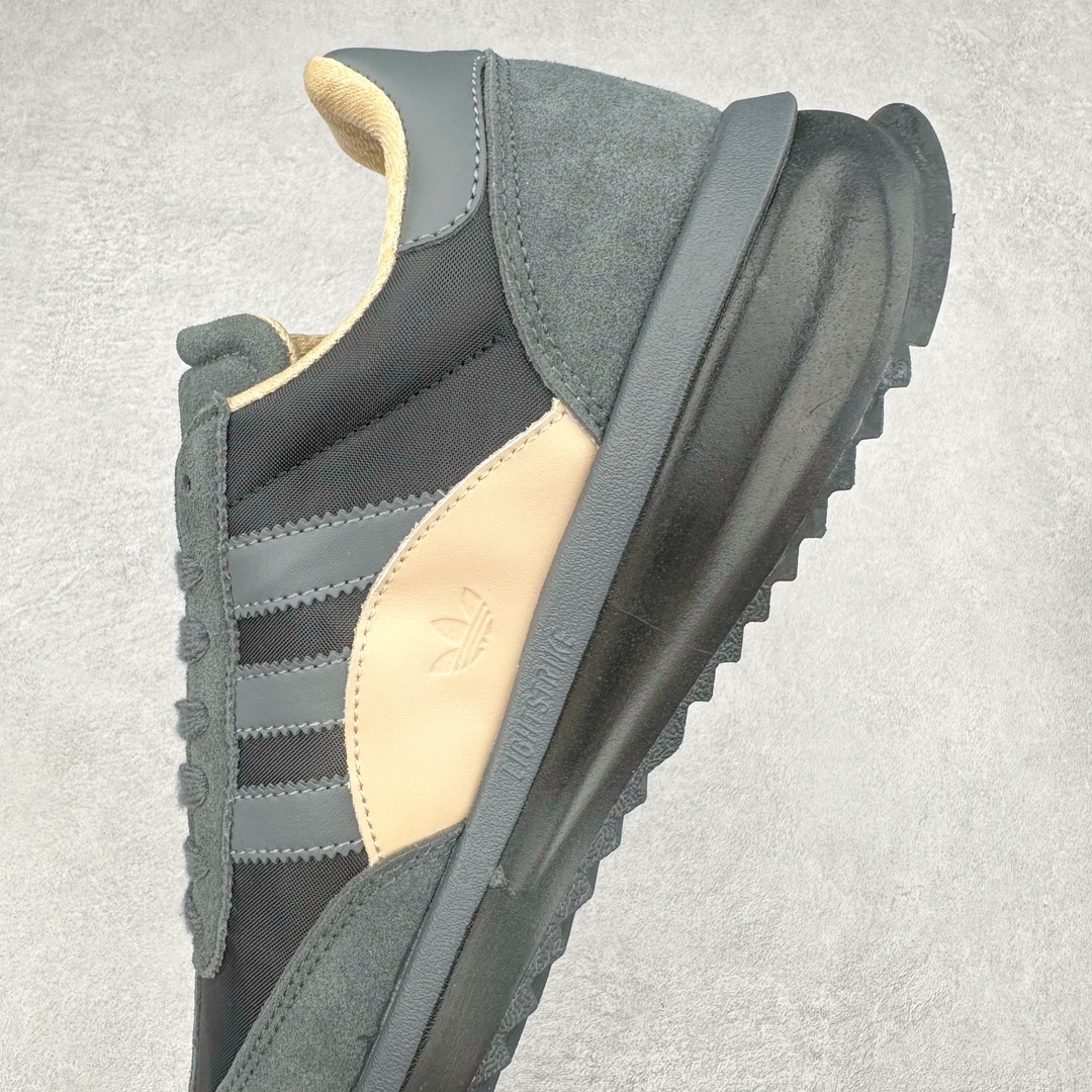 图片[7]-AD SL72 RS系列德训足球风百搭低帮休闲运动板鞋 阿迪达斯Originals推出复古「T头鞋」造型的SL72鞋款复刻，有男女两款可选。男生款为SL72RS，鞋型挺立饱满，鞋底增加高度，采用麂皮与布面制作，符合复古氛围；女生款为SL72OGW，致敬经典款式，鞋身纤细，还原70年代设计，以绿色呈现，点缀金色细节。多款配色可选。「T 头鞋」这两年有多火大家见到了吧？明星、穿搭博主几乎人手一双，凭借复古味的外观，以及亲民的价格，同样成为了不少球鞋玩家日常上脚首选。近日 adidas Originals 将有「T 头鞋」造型的诞生于 1972 年的 SL72 鞋款复刻带回，各位买鞋又有新选择了。1972 年 SL72 问世后，引领了后来阿迪达斯的跑鞋发展方向，其中「SL」代表了 Super Light，彰显了产品轻便的特性。1972 年 SL72 问世后，引领了后来阿迪达斯的跑鞋发展方向，其中「SL」代表了 Super Light，彰显了产品轻便的特性。这次 adidas Originals 延续其轻质经典的基因，带来男女两款 SL72。男生款带来 SL72 RS 鞋型，RS 意为 Reshaped（重塑），鞋款在保留了经典的外观基础上，在尼龙材质里增加了填充物，使鞋型更加挺立和饱满，鞋头则更加圆润，鞋底的 EVA 材质则增加了鞋款的高度。女生款则带来 SL72 OG W 鞋型，OG 顾名思义则是致敬经典款式，相较于 RS（Reshaped）鞋款，鞋身更加纤细，其整体鞋身轮廓、线条、细节、材质上尊崇 70 年代 SL72 的设计，还原经典味道。尺码：36 36⅔ 37⅓ 38 38⅔ 39⅓ 40 40⅔ 41⅓ 42 42⅔ 43⅓ 44 44⅔ 45-选品中心