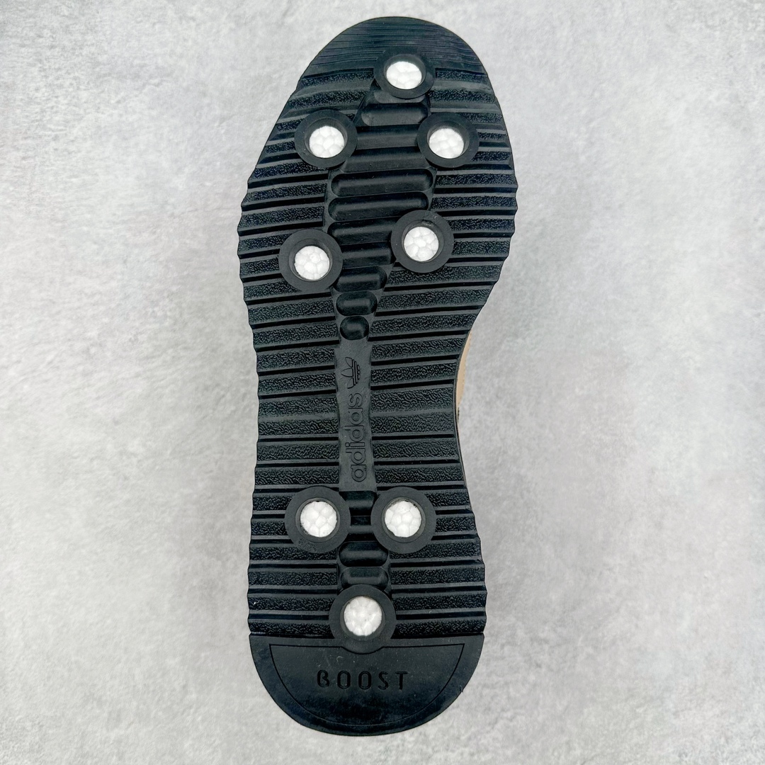 图片[9]-AD SL72 RS系列德训足球风百搭低帮休闲运动板鞋 阿迪达斯Originals推出复古「T头鞋」造型的SL72鞋款复刻，有男女两款可选。男生款为SL72RS，鞋型挺立饱满，鞋底增加高度，采用麂皮与布面制作，符合复古氛围；女生款为SL72OGW，致敬经典款式，鞋身纤细，还原70年代设计，以绿色呈现，点缀金色细节。多款配色可选。「T 头鞋」这两年有多火大家见到了吧？明星、穿搭博主几乎人手一双，凭借复古味的外观，以及亲民的价格，同样成为了不少球鞋玩家日常上脚首选。近日 adidas Originals 将有「T 头鞋」造型的诞生于 1972 年的 SL72 鞋款复刻带回，各位买鞋又有新选择了。1972 年 SL72 问世后，引领了后来阿迪达斯的跑鞋发展方向，其中「SL」代表了 Super Light，彰显了产品轻便的特性。1972 年 SL72 问世后，引领了后来阿迪达斯的跑鞋发展方向，其中「SL」代表了 Super Light，彰显了产品轻便的特性。这次 adidas Originals 延续其轻质经典的基因，带来男女两款 SL72。男生款带来 SL72 RS 鞋型，RS 意为 Reshaped（重塑），鞋款在保留了经典的外观基础上，在尼龙材质里增加了填充物，使鞋型更加挺立和饱满，鞋头则更加圆润，鞋底的 EVA 材质则增加了鞋款的高度。女生款则带来 SL72 OG W 鞋型，OG 顾名思义则是致敬经典款式，相较于 RS（Reshaped）鞋款，鞋身更加纤细，其整体鞋身轮廓、线条、细节、材质上尊崇 70 年代 SL72 的设计，还原经典味道。尺码：36 36⅔ 37⅓ 38 38⅔ 39⅓ 40 40⅔ 41⅓ 42 42⅔ 43⅓ 44 44⅔ 45-选品中心