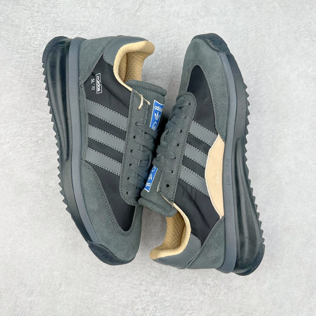 图片[3]-AD SL72 RS系列德训足球风百搭低帮休闲运动板鞋 阿迪达斯Originals推出复古「T头鞋」造型的SL72鞋款复刻，有男女两款可选。男生款为SL72RS，鞋型挺立饱满，鞋底增加高度，采用麂皮与布面制作，符合复古氛围；女生款为SL72OGW，致敬经典款式，鞋身纤细，还原70年代设计，以绿色呈现，点缀金色细节。多款配色可选。「T 头鞋」这两年有多火大家见到了吧？明星、穿搭博主几乎人手一双，凭借复古味的外观，以及亲民的价格，同样成为了不少球鞋玩家日常上脚首选。近日 adidas Originals 将有「T 头鞋」造型的诞生于 1972 年的 SL72 鞋款复刻带回，各位买鞋又有新选择了。1972 年 SL72 问世后，引领了后来阿迪达斯的跑鞋发展方向，其中「SL」代表了 Super Light，彰显了产品轻便的特性。1972 年 SL72 问世后，引领了后来阿迪达斯的跑鞋发展方向，其中「SL」代表了 Super Light，彰显了产品轻便的特性。这次 adidas Originals 延续其轻质经典的基因，带来男女两款 SL72。男生款带来 SL72 RS 鞋型，RS 意为 Reshaped（重塑），鞋款在保留了经典的外观基础上，在尼龙材质里增加了填充物，使鞋型更加挺立和饱满，鞋头则更加圆润，鞋底的 EVA 材质则增加了鞋款的高度。女生款则带来 SL72 OG W 鞋型，OG 顾名思义则是致敬经典款式，相较于 RS（Reshaped）鞋款，鞋身更加纤细，其整体鞋身轮廓、线条、细节、材质上尊崇 70 年代 SL72 的设计，还原经典味道。尺码：36 36⅔ 37⅓ 38 38⅔ 39⅓ 40 40⅔ 41⅓ 42 42⅔ 43⅓ 44 44⅔ 45-选品中心