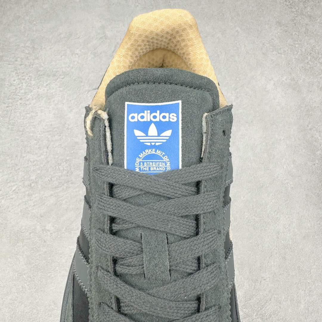 图片[5]-AD SL72 RS系列德训足球风百搭低帮休闲运动板鞋 阿迪达斯Originals推出复古「T头鞋」造型的SL72鞋款复刻，有男女两款可选。男生款为SL72RS，鞋型挺立饱满，鞋底增加高度，采用麂皮与布面制作，符合复古氛围；女生款为SL72OGW，致敬经典款式，鞋身纤细，还原70年代设计，以绿色呈现，点缀金色细节。多款配色可选。「T 头鞋」这两年有多火大家见到了吧？明星、穿搭博主几乎人手一双，凭借复古味的外观，以及亲民的价格，同样成为了不少球鞋玩家日常上脚首选。近日 adidas Originals 将有「T 头鞋」造型的诞生于 1972 年的 SL72 鞋款复刻带回，各位买鞋又有新选择了。1972 年 SL72 问世后，引领了后来阿迪达斯的跑鞋发展方向，其中「SL」代表了 Super Light，彰显了产品轻便的特性。1972 年 SL72 问世后，引领了后来阿迪达斯的跑鞋发展方向，其中「SL」代表了 Super Light，彰显了产品轻便的特性。这次 adidas Originals 延续其轻质经典的基因，带来男女两款 SL72。男生款带来 SL72 RS 鞋型，RS 意为 Reshaped（重塑），鞋款在保留了经典的外观基础上，在尼龙材质里增加了填充物，使鞋型更加挺立和饱满，鞋头则更加圆润，鞋底的 EVA 材质则增加了鞋款的高度。女生款则带来 SL72 OG W 鞋型，OG 顾名思义则是致敬经典款式，相较于 RS（Reshaped）鞋款，鞋身更加纤细，其整体鞋身轮廓、线条、细节、材质上尊崇 70 年代 SL72 的设计，还原经典味道。尺码：36 36⅔ 37⅓ 38 38⅔ 39⅓ 40 40⅔ 41⅓ 42 42⅔ 43⅓ 44 44⅔ 45-选品中心