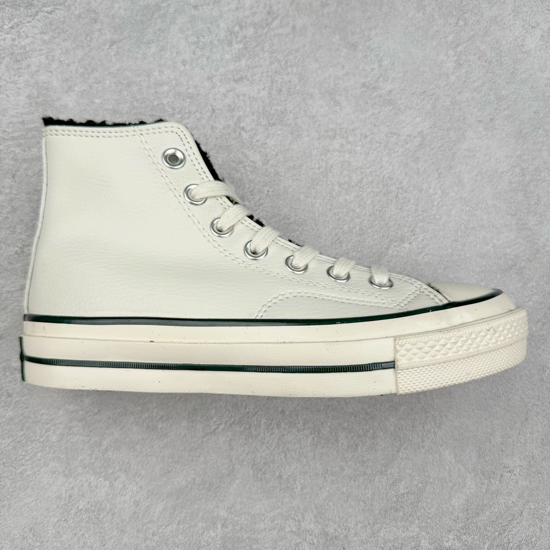 2024年匡威秋冬季新款 这款Converse 1970S 经典黑/白小牛皮加上羊羔毛真是冬季匡威狂热者的福音!鞋面搭配1970S经典配色,鞋舌面和内里包裹上保暖性极强的上等羊羔毛、经典保暖又不平凡!是畏冷者的最爱!在寒冷的冬季你也可以勇敢秀出你的匡威! 黑色货号:172364C 白色货号:172365C 尺码:35-44(36.5 37.5 41.5 42.5)-选品中心