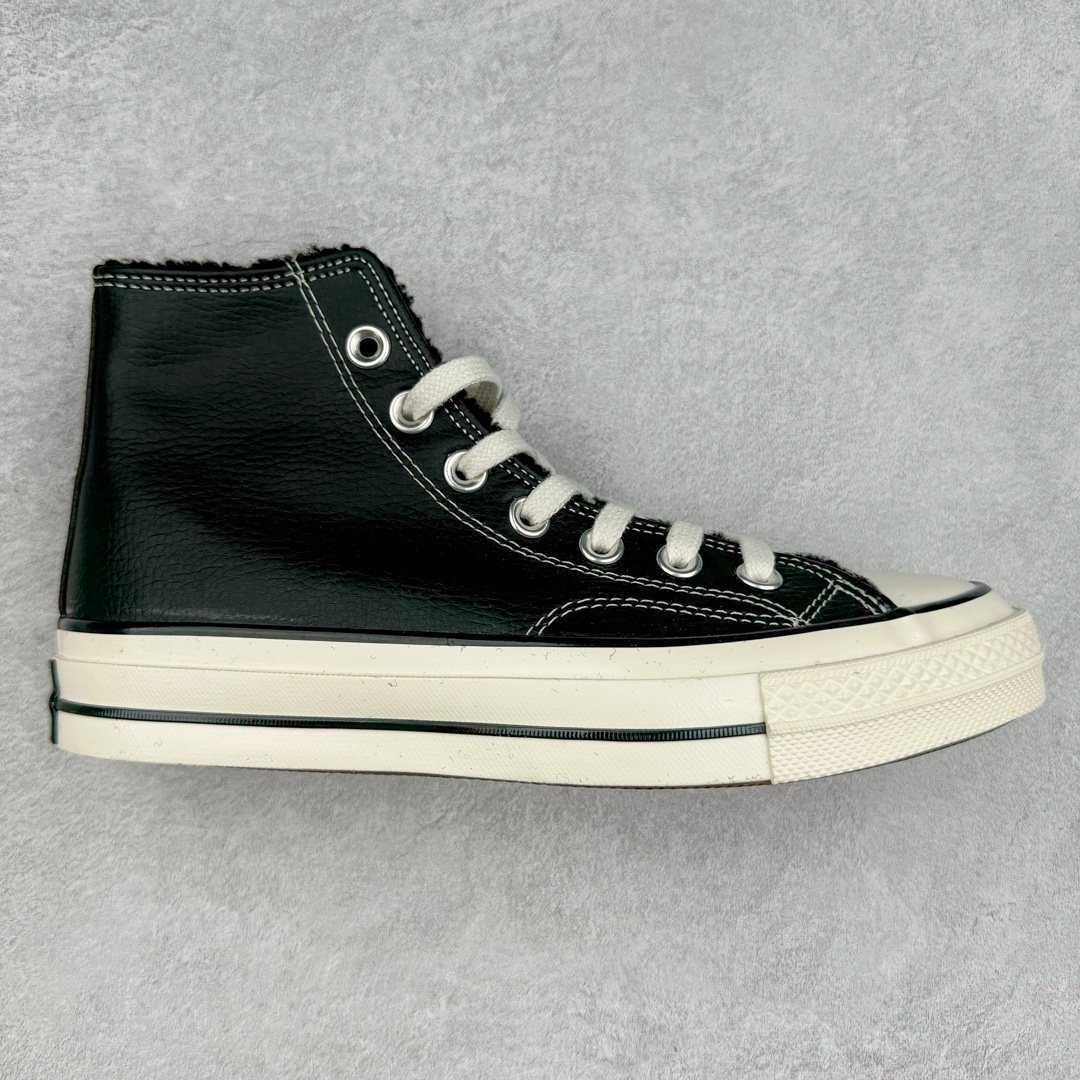 2024年匡威秋冬季新款 这款Converse 1970S 经典黑/白小牛皮加上羊羔毛真是冬季匡威狂热者的福音!鞋面搭配1970S经典配色,鞋舌面和内里包裹上保暖性极强的上等羊羔毛、经典保暖又不平凡!是畏冷者的最爱!在寒冷的冬季你也可以勇敢秀出你的匡威! 黑色货号:172364C 白色货号:172365C 尺码:35-44(36.5 37.5 41.5 42.5)-选品中心