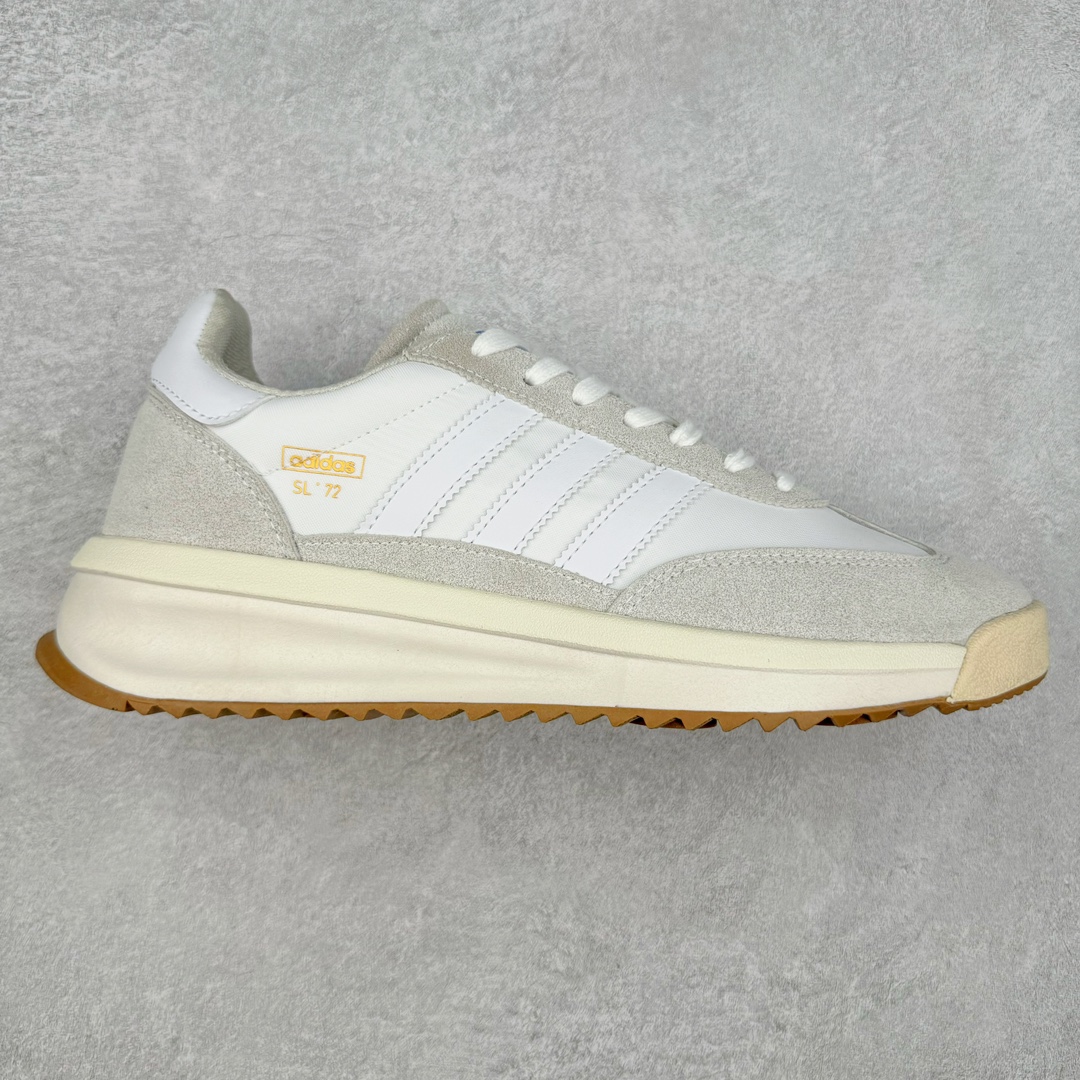 AD SL72 RS系列德训足球风百搭低帮休闲运动板鞋 阿迪达斯Originals推出复古「T头鞋」造型的SL72鞋款复刻，有男女两款可选。男生款为SL72RS，鞋型挺立饱满，鞋底增加高度，采用麂皮与布面制作，符合复古氛围；女生款为SL72OGW，致敬经典款式，鞋身纤细，还原70年代设计，以绿色呈现，点缀金色细节。多款配色可选。「T 头鞋」这两年有多火大家见到了吧？明星、穿搭博主几乎人手一双，凭借复古味的外观，以及亲民的价格，同样成为了不少球鞋玩家日常上脚首选。近日 adidas Originals 将有「T 头鞋」造型的诞生于 1972 年的 SL72 鞋款复刻带回，各位买鞋又有新选择了。1972 年 SL72 问世后，引领了后来阿迪达斯的跑鞋发展方向，其中「SL」代表了 Super Light，彰显了产品轻便的特性。1972 年 SL72 问世后，引领了后来阿迪达斯的跑鞋发展方向，其中「SL」代表了 Super Light，彰显了产品轻便的特性。这次 adidas Originals 延续其轻质经典的基因，带来男女两款 SL72。男生款带来 SL72 RS 鞋型，RS 意为 Reshaped（重塑），鞋款在保留了经典的外观基础上，在尼龙材质里增加了填充物，使鞋型更加挺立和饱满，鞋头则更加圆润，鞋底的 EVA 材质则增加了鞋款的高度。女生款则带来 SL72 OG W 鞋型，OG 顾名思义则是致敬经典款式，相较于 RS（Reshaped）鞋款，鞋身更加纤细，其整体鞋身轮廓、线条、细节、材质上尊崇 70 年代 SL72 的设计，还原经典味道。尺码：36 36⅔ 37⅓ 38 38⅔ 39⅓ 40 40⅔ 41⅓ 42 42⅔ 43⅓ 44 44⅔ 45-选品中心