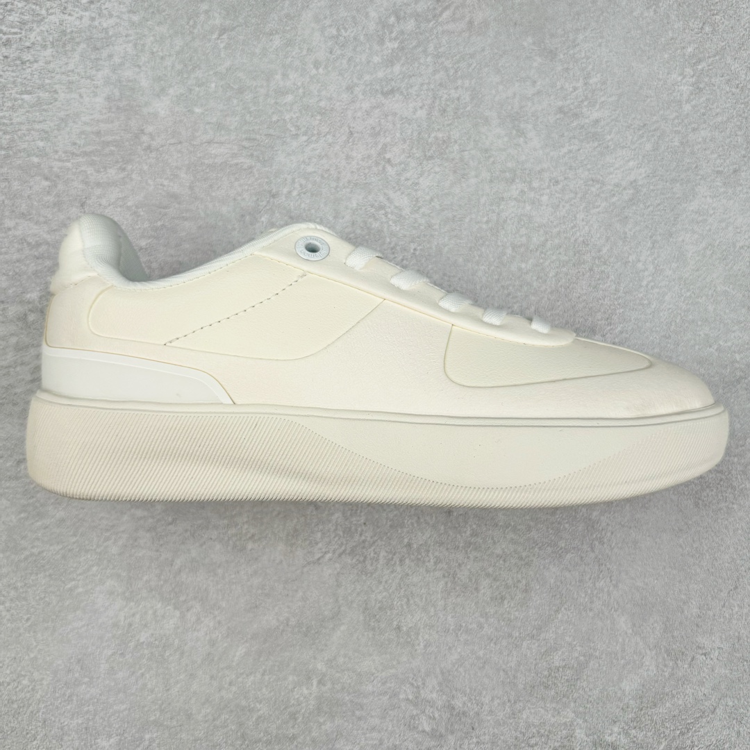 lululemon Cityverse 露露乐檬极简主义减震耐磨低帮生活休闲鞋 Cityverse将运动性能融入经典休闲鞋中，中底提供出色缓震，并贴合足部曲线，带来全天候的舒适感。鞋面采用两种材质拼接，且前半部分采用热熔压胶处理，无任何缝线，保留了鞋身整体性。模制泡沫的鞋垫带来上乘的脚感，在平日休闲穿着时不会磨脚，也能提供轻质软弹的效果。25年来，lululemon一直秉持“感受为先”的设计理念，并相信更好的感受带来更好的表现。此次男鞋的设计亦是如此。投入多年研究，针对男性在不同运动场景中的脚步形态设计了不同鞋履款式。同时，还进行了生物力学与形态学研究，为“他”带来更好的贴合度和感受。尺码：36 36.5 37.5 38 38.5 39 40 40.5 41 42 42.5 43 44 45-选品中心