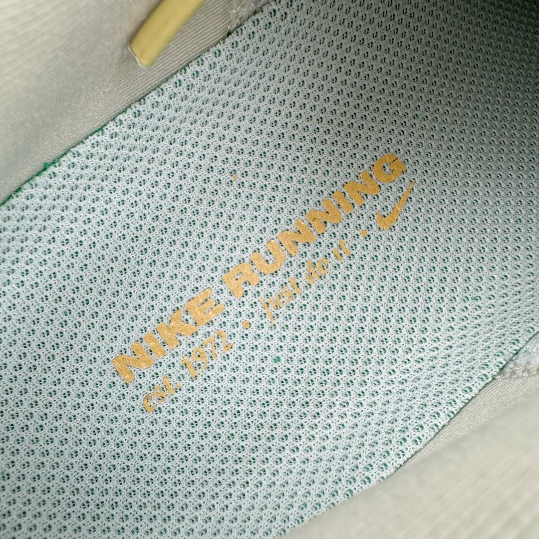 图片[11]-NK Zoom Pegasus 飞马41代马拉松系列网面透气缓震疾速跑鞋 拥有 Zoom Air 一如既往的稳定感和流畅感 鞋面采用工程网眼设计 为特定高热区域营造出色透气性 进一步增加鞋面的穿孔数量 让足部能够快速散热 中足搭配 Flywire 飞线 在高速运动时营造舒适稳定的贴合感 内置Zoon气垫加持 动力十足 货号：FD2722-106 尺码：36 36.5 37.5 38 38.5 39 40 40.5 41 42 42.5 43 44 44.5 45-选品中心