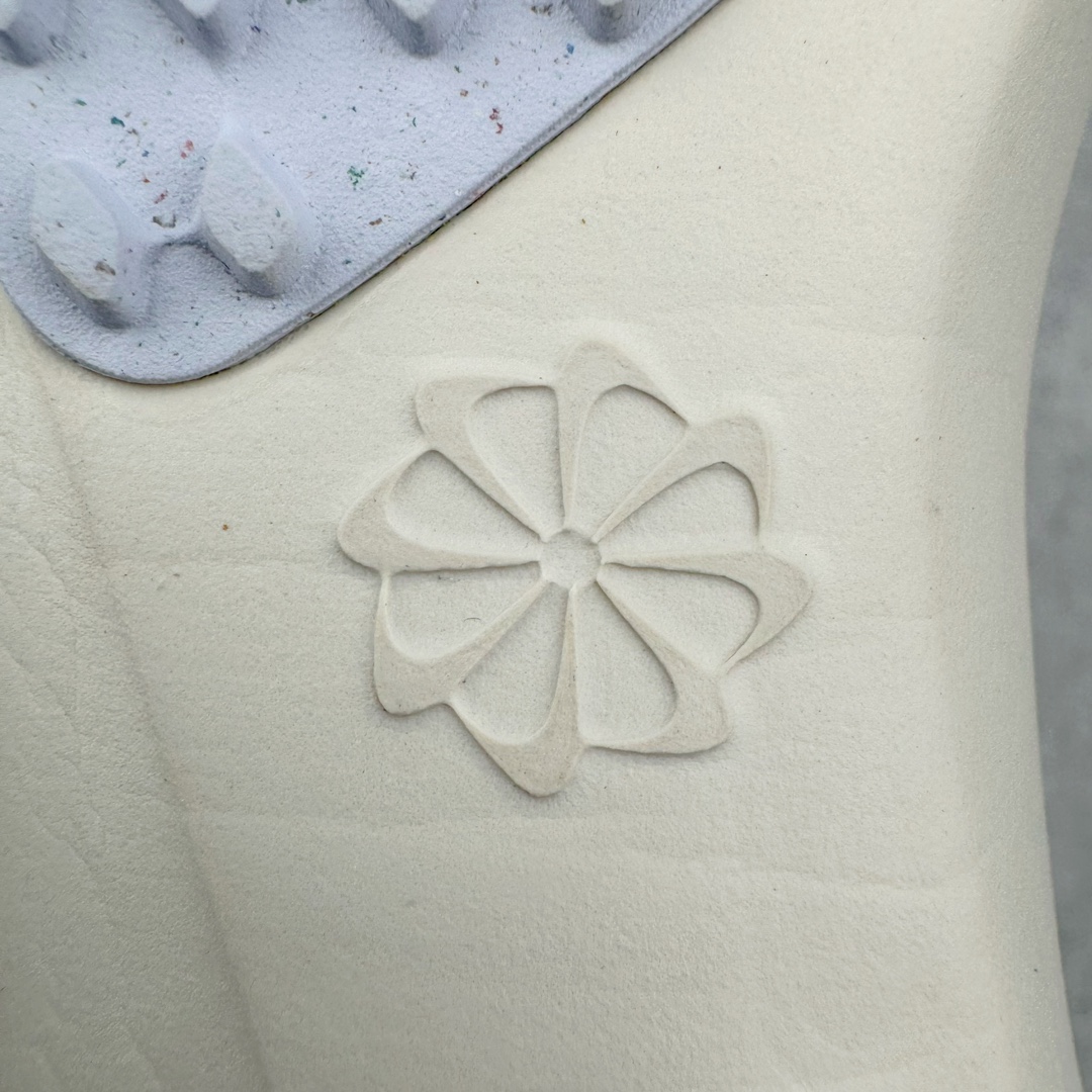 图片[19]-NK Zoom Pegasus 飞马41代马拉松系列网面透气缓震疾速跑鞋 拥有 Zoom Air 一如既往的稳定感和流畅感 鞋面采用工程网眼设计 为特定高热区域营造出色透气性 进一步增加鞋面的穿孔数量 让足部能够快速散热 中足搭配 Flywire 飞线 在高速运动时营造舒适稳定的贴合感 内置Zoon气垫加持 动力十足 货号：FD2722-106 尺码：36 36.5 37.5 38 38.5 39 40 40.5 41 42 42.5 43 44 44.5 45-选品中心