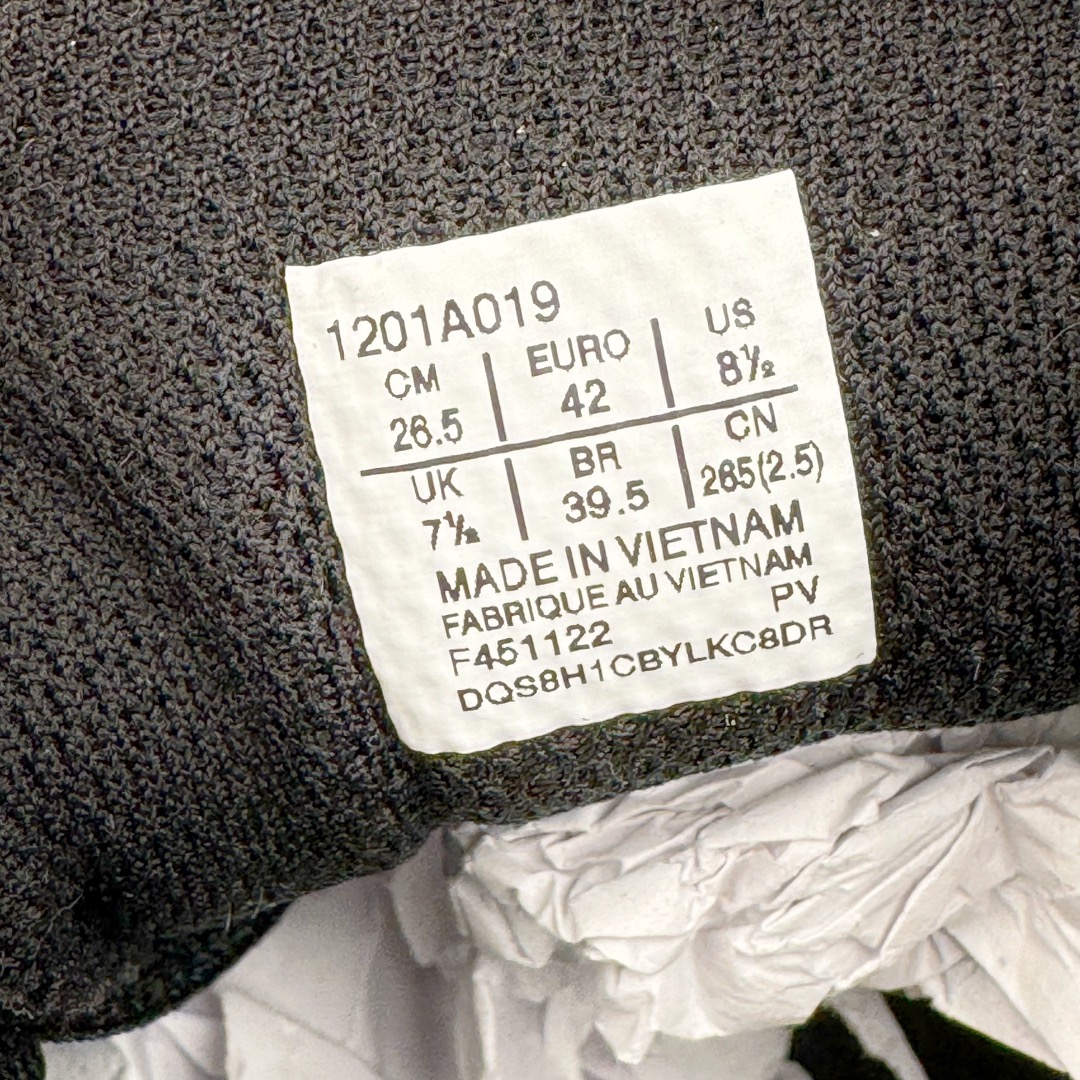 图片[11]-＃HK纯原 ASICS GEL-KAYANO 14 亚瑟士K14系列户外复古潮流百搭织物合成革缓震休闲跑步鞋 原装纸板楦头开发 独家私模五层组合大底 原厂定制缓震硅胶加持 原盒原配 官方四联吊牌 原装Ortholite轻量化鞋垫 设计师 Hidenori Yamashita 以「Flash」一词为灵感 创造出未来感金属色鞋面 改造升级内在性能 由内而外全面革新 为 GEL-KAYANO 家族传承及经典跑鞋文化的延续 创下里程碑式作品 K14跑鞋重新诠释了复古的跑步形状 并以其 2000 年代后期的美学理念重新铺装 银色与蓝色的鞋面极为高档 网面铺陈与鞋面、鞋头多处细节位增添了透气性 鞋后跟部中底上以及多密度耐磨鞋底增加了 GEL 缓震胶 提供高抗冲击性、缓冲性、可保护脚部免受地面冲击的影响 穿着舒适性十足 尺码：35.5 36 37 37.5 38 39 39.5 40.5 41.5 42 42.5 43.5 44 45-选品中心