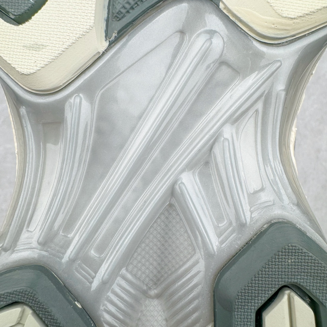 图片[17]-＃HK纯原 ASICS GEL-KAYANO 14 亚瑟士K14系列户外复古潮流百搭织物合成革缓震休闲跑步鞋 原装纸板楦头开发 独家私模五层组合大底 原厂定制缓震硅胶加持 原盒原配 官方四联吊牌 原装Ortholite轻量化鞋垫 设计师 Hidenori Yamashita 以「Flash」一词为灵感 创造出未来感金属色鞋面 改造升级内在性能 由内而外全面革新 为 GEL-KAYANO 家族传承及经典跑鞋文化的延续 创下里程碑式作品 K14跑鞋重新诠释了复古的跑步形状 并以其 2000 年代后期的美学理念重新铺装 银色与蓝色的鞋面极为高档 网面铺陈与鞋面、鞋头多处细节位增添了透气性 鞋后跟部中底上以及多密度耐磨鞋底增加了 GEL 缓震胶 提供高抗冲击性、缓冲性、可保护脚部免受地面冲击的影响 穿着舒适性十足 尺码：35.5 36 37 37.5 38 39 39.5 40.5 41.5 42 42.5 43.5 44 45-选品中心