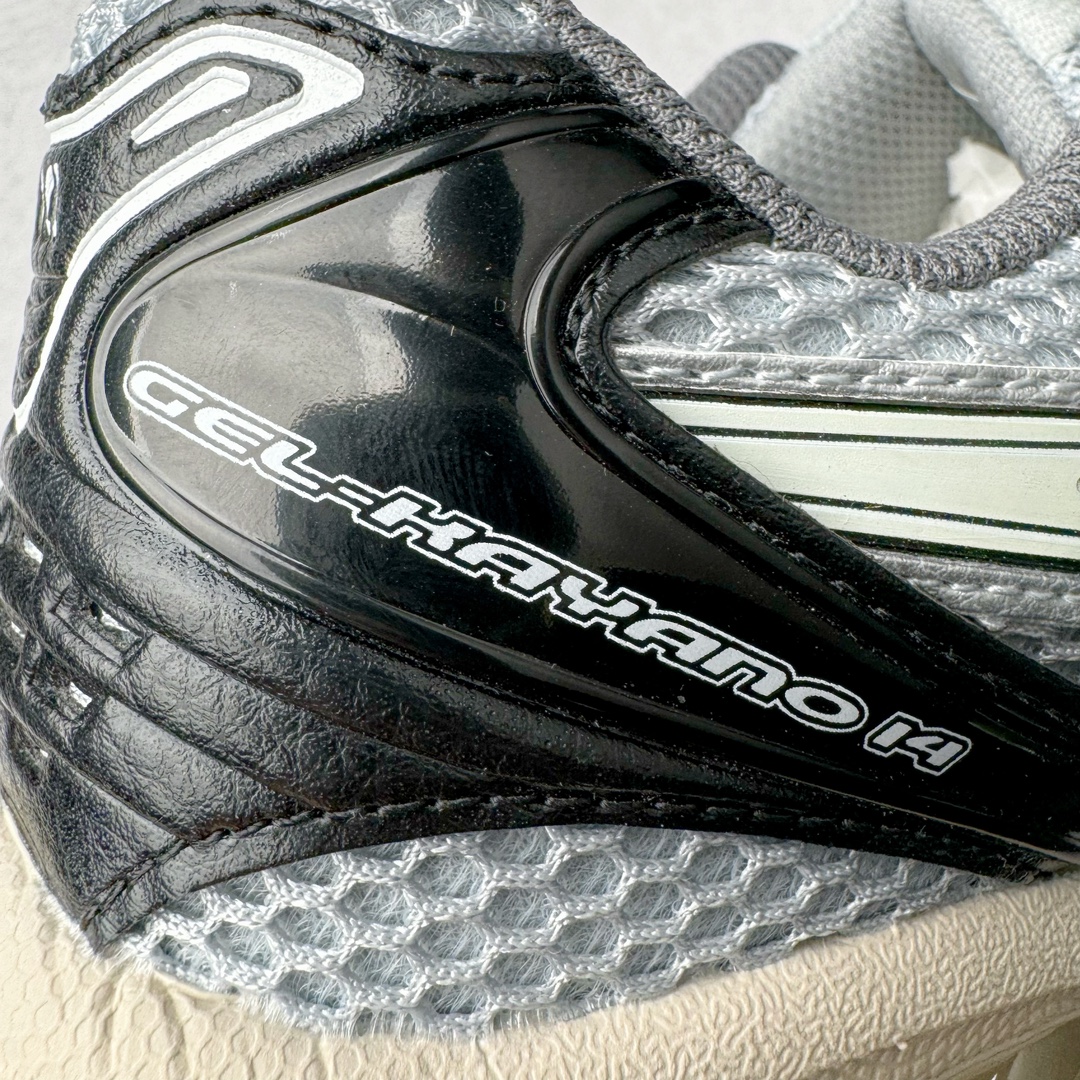 图片[11]-＃HK纯原 ASICS GEL-KAYANO 14 亚瑟士K14系列户外复古潮流百搭织物合成革缓震休闲跑步鞋 原装纸板楦头开发 独家私模五层组合大底 原厂定制缓震硅胶加持 原盒原配 官方四联吊牌 原装Ortholite轻量化鞋垫 设计师 Hidenori Yamashita 以「Flash」一词为灵感 创造出未来感金属色鞋面 改造升级内在性能 由内而外全面革新 为 GEL-KAYANO 家族传承及经典跑鞋文化的延续 创下里程碑式作品 K14跑鞋重新诠释了复古的跑步形状 并以其 2000 年代后期的美学理念重新铺装 银色与蓝色的鞋面极为高档 网面铺陈与鞋面、鞋头多处细节位增添了透气性 鞋后跟部中底上以及多密度耐磨鞋底增加了 GEL 缓震胶 提供高抗冲击性、缓冲性、可保护脚部免受地面冲击的影响 穿着舒适性十足 尺码：35.5 36 37 37.5 38 39 39.5 40.5 41.5 42 42.5 43.5 44 45-选品中心