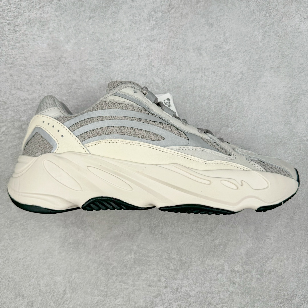 ＃JC纯原 Yeezy Boost Runner 700V2 灰白 EF2829 原楦原纸板开发 完美低趴原鞋韵味 市场同价位区间 性价比绝无第二家 正确头层牛巴革材质 原厂3D档案数据 原厂纸板 头层皮料 细节与正品对版 中底内置 Basf 科技 材质轻便 穿着软硬适中 全套纸板模具 原厂3M反光材料 尺码：36 36.5 37 38 38.5 39 40 40.5 41 42 42.5 43 44 44.5 45 46 47 48-选品中心