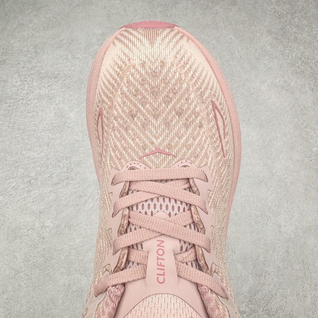 图片[4]-💰90 ＃福利特价‼HOKA ONE ONE Clifton 克里夫顿9代专业性能减震公路跑步鞋 轻盈透气的针织网面和纱线的使用让鞋面更挺拔 增强鞋面的强度和支撑性能 搭配柔软的鞋舌 让双脚在舒适包裹中跑的更加畅快 全新泡棉中底 柔软的同时增强回弹性能 为不同跑者提供更平稳流畅的脚感 带来全面的缓冲保护 根据人体工程学设计的延长拉襟 后跟处弹软的海绵填充舒适固定 避免掉跟和摩擦 相比上一代光滑的内衬 Clifton 9的内衬增强了摩擦力 避免双脚在鞋内滑动 尺码对应库存‼️ 编码：by1936060-莆田鞋批发中心