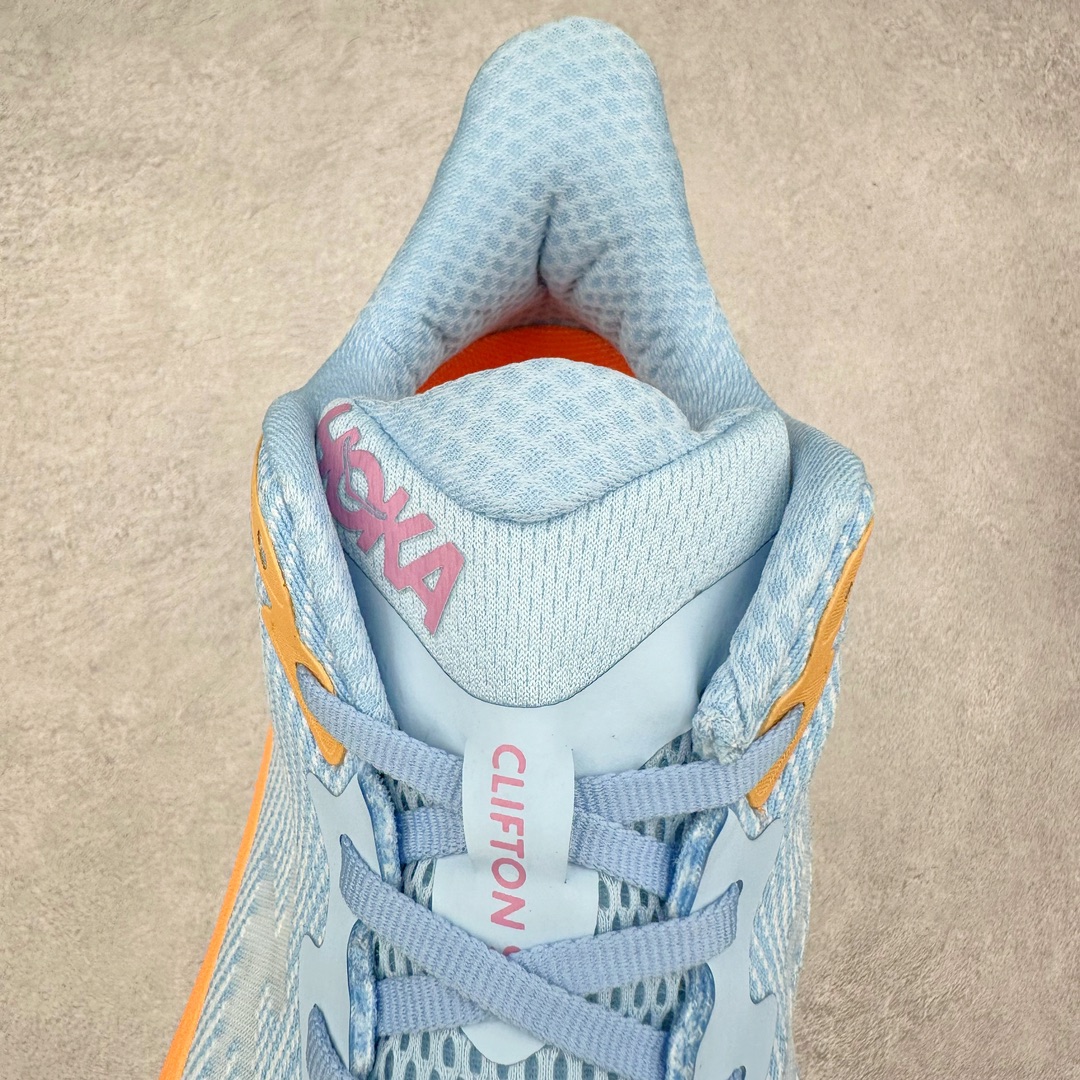 图片[5]-💰90 ＃福利特价‼HOKA ONE ONE Clifton 克里夫顿9代专业性能减震公路跑步鞋 轻盈透气的针织网面和纱线的使用让鞋面更挺拔 增强鞋面的强度和支撑性能 搭配柔软的鞋舌 让双脚在舒适包裹中跑的更加畅快 全新泡棉中底 柔软的同时增强回弹性能 为不同跑者提供更平稳流畅的脚感 带来全面的缓冲保护 根据人体工程学设计的延长拉襟 后跟处弹软的海绵填充舒适固定 避免掉跟和摩擦 相比上一代光滑的内衬 Clifton 9的内衬增强了摩擦力 避免双脚在鞋内滑动 尺码对应库存‼️ 编码：by1936060-莆田鞋批发中心