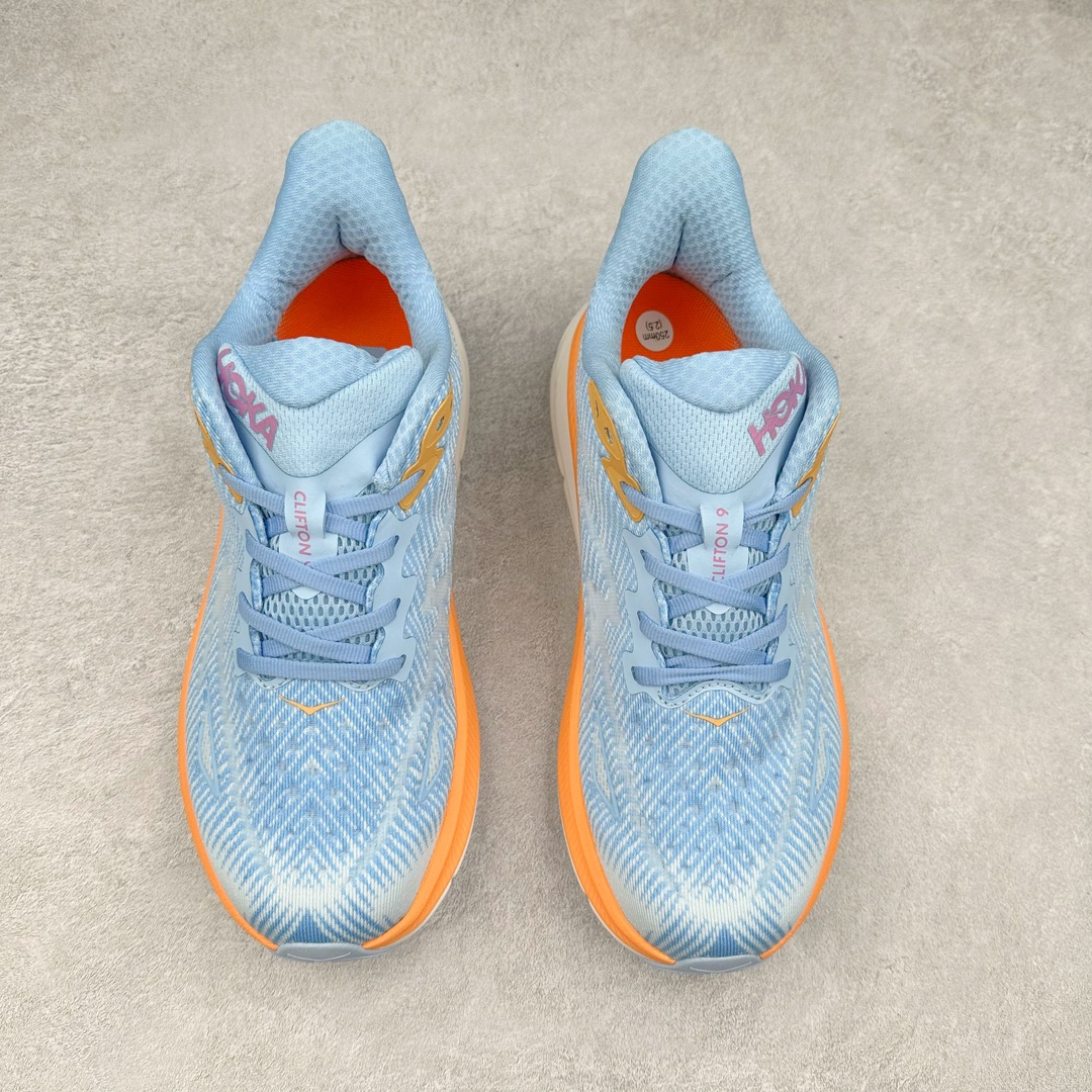 图片[2]-💰90 ＃福利特价‼HOKA ONE ONE Clifton 克里夫顿9代专业性能减震公路跑步鞋 轻盈透气的针织网面和纱线的使用让鞋面更挺拔 增强鞋面的强度和支撑性能 搭配柔软的鞋舌 让双脚在舒适包裹中跑的更加畅快 全新泡棉中底 柔软的同时增强回弹性能 为不同跑者提供更平稳流畅的脚感 带来全面的缓冲保护 根据人体工程学设计的延长拉襟 后跟处弹软的海绵填充舒适固定 避免掉跟和摩擦 相比上一代光滑的内衬 Clifton 9的内衬增强了摩擦力 避免双脚在鞋内滑动 尺码对应库存‼️ 编码：by1936060-莆田鞋批发中心