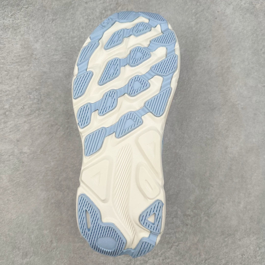 图片[9]-💰90 ＃福利特价‼HOKA ONE ONE Clifton 克里夫顿9代专业性能减震公路跑步鞋 轻盈透气的针织网面和纱线的使用让鞋面更挺拔 增强鞋面的强度和支撑性能 搭配柔软的鞋舌 让双脚在舒适包裹中跑的更加畅快 全新泡棉中底 柔软的同时增强回弹性能 为不同跑者提供更平稳流畅的脚感 带来全面的缓冲保护 根据人体工程学设计的延长拉襟 后跟处弹软的海绵填充舒适固定 避免掉跟和摩擦 相比上一代光滑的内衬 Clifton 9的内衬增强了摩擦力 避免双脚在鞋内滑动 尺码对应库存‼️ 编码：by1936060-莆田鞋批发中心