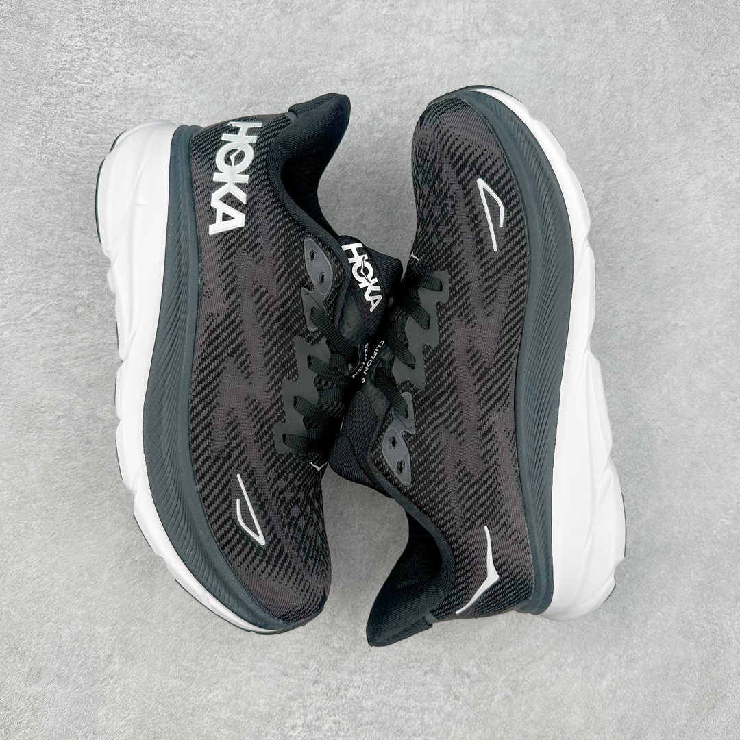 图片[3]-💰90 ＃福利特价‼HOKA ONE ONE Clifton 克里夫顿9代专业性能减震公路跑步鞋 轻盈透气的针织网面和纱线的使用让鞋面更挺拔 增强鞋面的强度和支撑性能 搭配柔软的鞋舌 让双脚在舒适包裹中跑的更加畅快 全新泡棉中底 柔软的同时增强回弹性能 为不同跑者提供更平稳流畅的脚感 带来全面的缓冲保护 根据人体工程学设计的延长拉襟 后跟处弹软的海绵填充舒适固定 避免掉跟和摩擦 相比上一代光滑的内衬 Clifton 9的内衬增强了摩擦力 避免双脚在鞋内滑动 尺码对应库存‼️ 编码：by1936060-莆田鞋批发中心