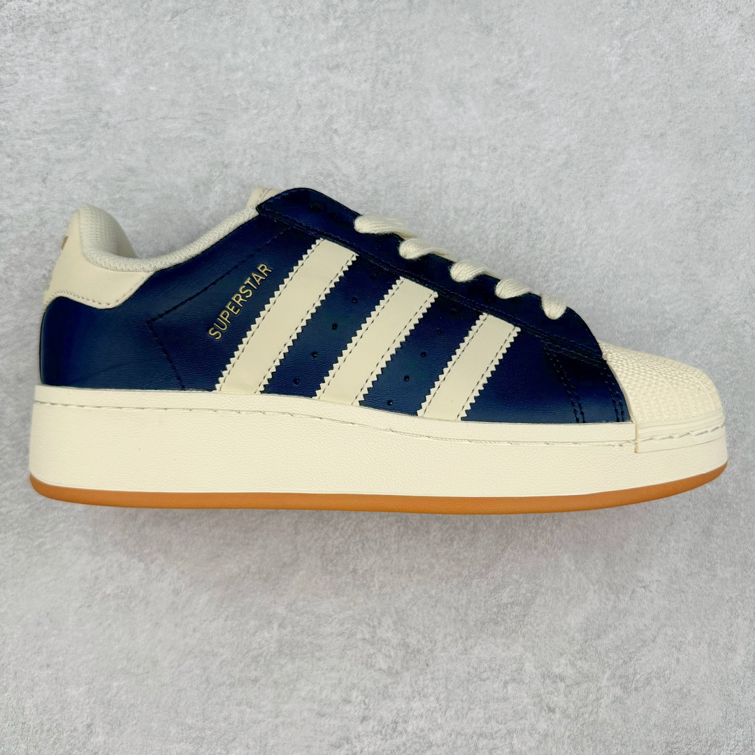 AD Originals Superstar 经典复古贝壳头厚底板鞋 ID5699 诞生于1969年 是第一双将全皮面鞋 身与橡胶鞋头结合在一起的低帮篮球鞋 Superstar最开始 是作为高帮篮球鞋Pro Model的低帮版本而出现的 但因为其独特和醒目的橡胶鞋头造型而让大家熟知 被大家形象地称为\\\