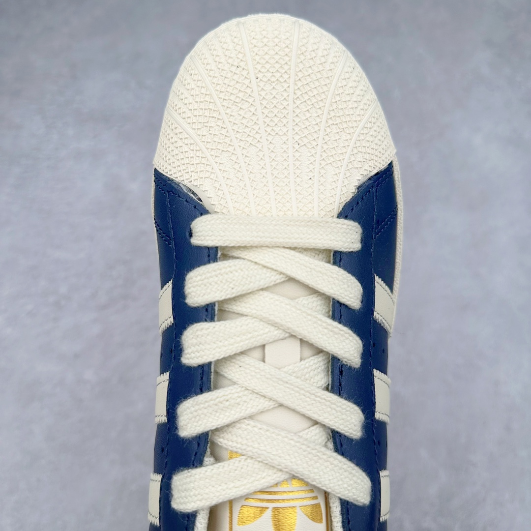 图片[4]-AD Originals Superstar 经典复古贝壳头厚底板鞋 ID5699 诞生于1969年 是第一双将全皮面鞋 身与橡胶鞋头结合在一起的低帮篮球鞋 Superstar最开始 是作为高帮篮球鞋Pro Model的低帮版本而出现的 但因为其独特和醒目的橡胶鞋头造型而让大家熟知 被大家形象地称为\\\”shelltoe\\\”贝壳头 在70年代的美国职业篮球场上 接近3/4的NBA球员都将这双Superstar作为场上用鞋 80年代之后 经过不断的改良和发展 Superstar逐渐成为横跨时装、音乐、街头文化、休闲和运动等各大领域的时尚潮鞋 尺码：35.5 36 36.5 37 38 38.5 39 40-选品中心