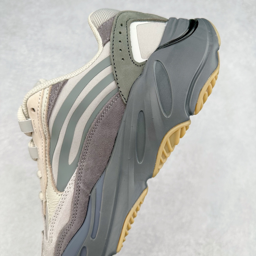 图片[7]-＃JC纯原 Yeezy Boost Runner 700V2 火山灰 FU7914 原楦原纸板开发 完美低趴原鞋韵味 市场同价位区间 性价比绝无第二家 正确头层牛巴革材质 原厂3D档案数据 原厂纸板 头层皮料 细节与正品对版 中底内置 Basf 科技 材质轻便 穿着软硬适中 全套纸板模具 原厂3M反光材料 尺码：36 36.5 37 38 38.5 39 40 40.5 41 42 42.5 43 44 44.5 45 46 47 48-选品中心