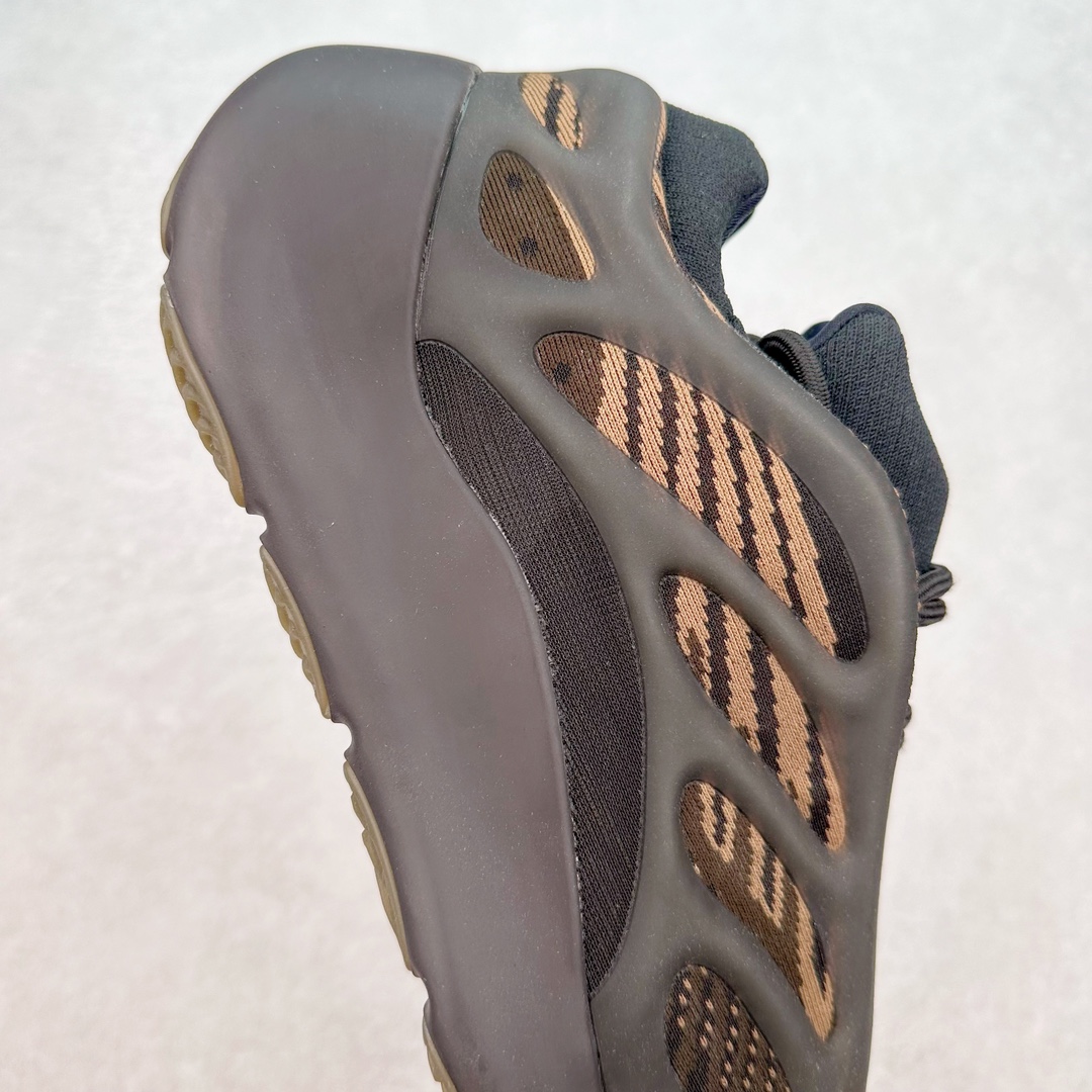 图片[6]-＃JC纯原 Yeezy Boost 700V3 黑铜 GY0189 全套原楦原纸版 打造灵魂正确版型 原厂贾卡原面 纹路与正品一致 高频进口夜光KPU完美组合原面 呈现炫丽星空夜光效果 此款非Boost爆米花科技 鞋底采用BOUNCE 全新缓震科技 脚感同样舒适 原厂RB鞋头材质 质感厚度与正品一致 完美贴合成型 正确原盒原标包装 匠心工艺 仅对原鞋 偏小一码 尺码：36 36.5 37 38 38.5 39 40 40.5 41 42 42.5 43 44 44.5 45 46 47 48-选品中心