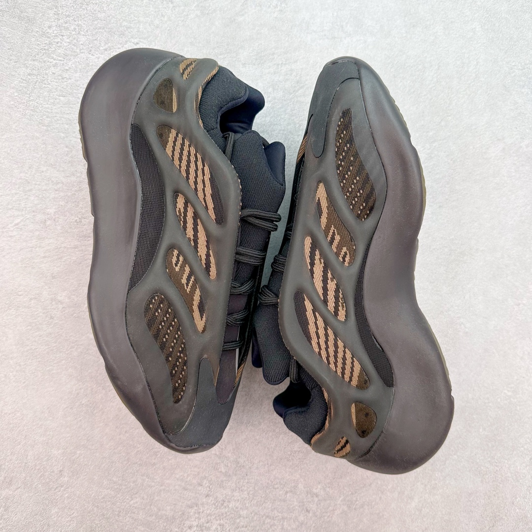 图片[3]-＃JC纯原 Yeezy Boost 700V3 黑铜 GY0189 全套原楦原纸版 打造灵魂正确版型 原厂贾卡原面 纹路与正品一致 高频进口夜光KPU完美组合原面 呈现炫丽星空夜光效果 此款非Boost爆米花科技 鞋底采用BOUNCE 全新缓震科技 脚感同样舒适 原厂RB鞋头材质 质感厚度与正品一致 完美贴合成型 正确原盒原标包装 匠心工艺 仅对原鞋 偏小一码 尺码：36 36.5 37 38 38.5 39 40 40.5 41 42 42.5 43 44 44.5 45 46 47 48-选品中心