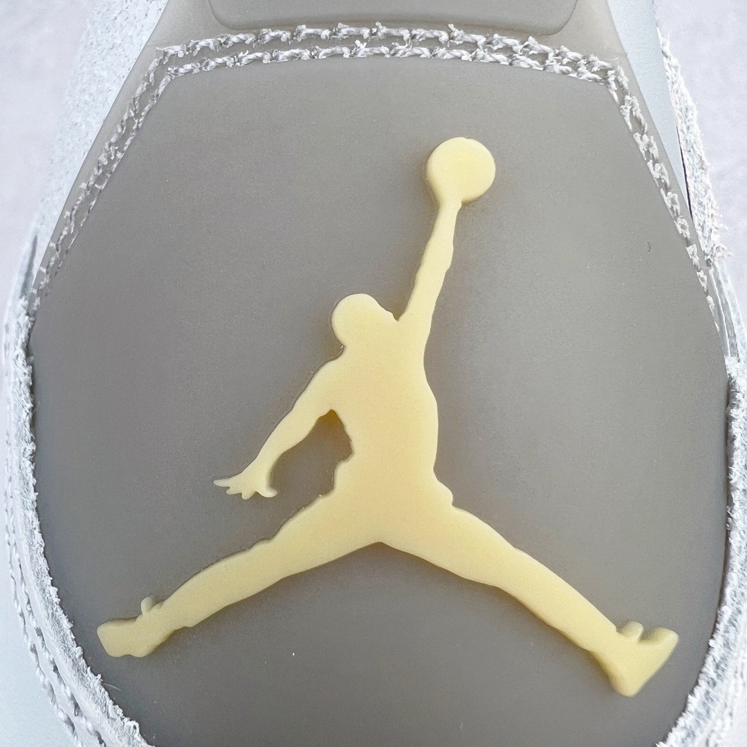 图片[16]-＃GX纯原福利 Air Jordan AJ4 SE \\\”Craft\\\” 兔年限定灰兔子 DV3742-021 圈内最强四代 独家外贸特供尺码含 45.5 49.5 50.5 耗时半年巨作 全套原纸板楦头开发 原厂特供皮料加持 确保原汁原味 完美呈现四代版型 一比一鞋头弧度高度鞋身弧度 数据细节工艺流程均保持原鞋一致 原厂TPU网格鞋带扣 正确内里网布 菱角分明不变形无多余毛边 柔软性质感一致于原鞋 市场唯一原厂鞋扣模具 背面可见隐藏注塑口 原厂织唛标 原厂飞人电绣工艺 尾指中部跳三针 独家绑鞋带手法 印刷中底布 四线拉帮 米色美纹纸贴合固定 进口港宝加持 后跟自然饱满 全鞋荧光划线卡点 追求极致完美 每一双都是工艺品 多重QC质检 超越公司货的品控标准 实实在在的免检产品 尺码：40 40.5 41 42 42.5 43 44 44.5 45 45.5 46 47.5 48.5 49.5 50.5-选品中心