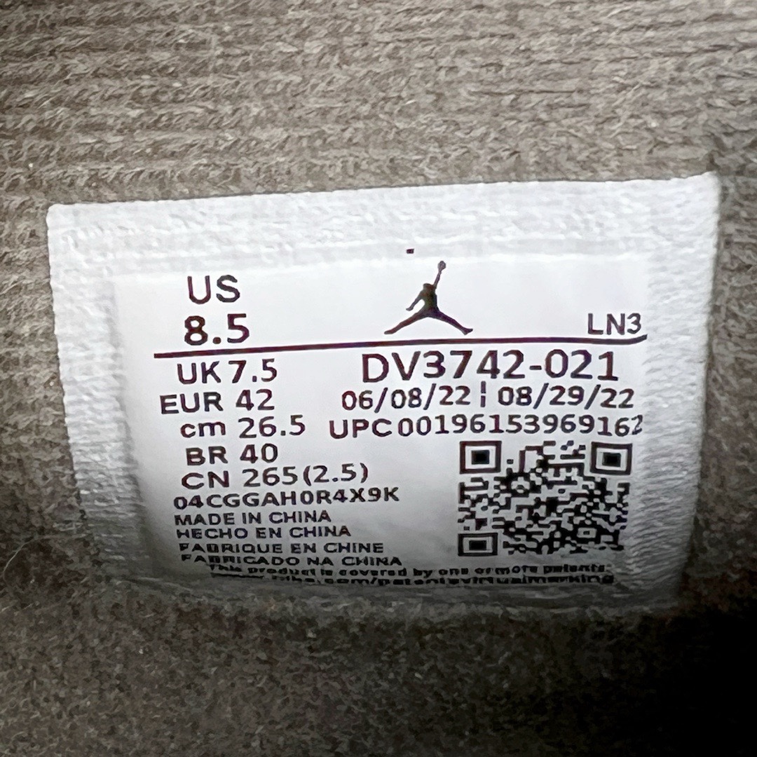 图片[17]-＃GX纯原福利 Air Jordan AJ4 SE \\\”Craft\\\” 兔年限定灰兔子 DV3742-021 圈内最强四代 独家外贸特供尺码含 45.5 49.5 50.5 耗时半年巨作 全套原纸板楦头开发 原厂特供皮料加持 确保原汁原味 完美呈现四代版型 一比一鞋头弧度高度鞋身弧度 数据细节工艺流程均保持原鞋一致 原厂TPU网格鞋带扣 正确内里网布 菱角分明不变形无多余毛边 柔软性质感一致于原鞋 市场唯一原厂鞋扣模具 背面可见隐藏注塑口 原厂织唛标 原厂飞人电绣工艺 尾指中部跳三针 独家绑鞋带手法 印刷中底布 四线拉帮 米色美纹纸贴合固定 进口港宝加持 后跟自然饱满 全鞋荧光划线卡点 追求极致完美 每一双都是工艺品 多重QC质检 超越公司货的品控标准 实实在在的免检产品 尺码：40 40.5 41 42 42.5 43 44 44.5 45 45.5 46 47.5 48.5 49.5 50.5-选品中心
