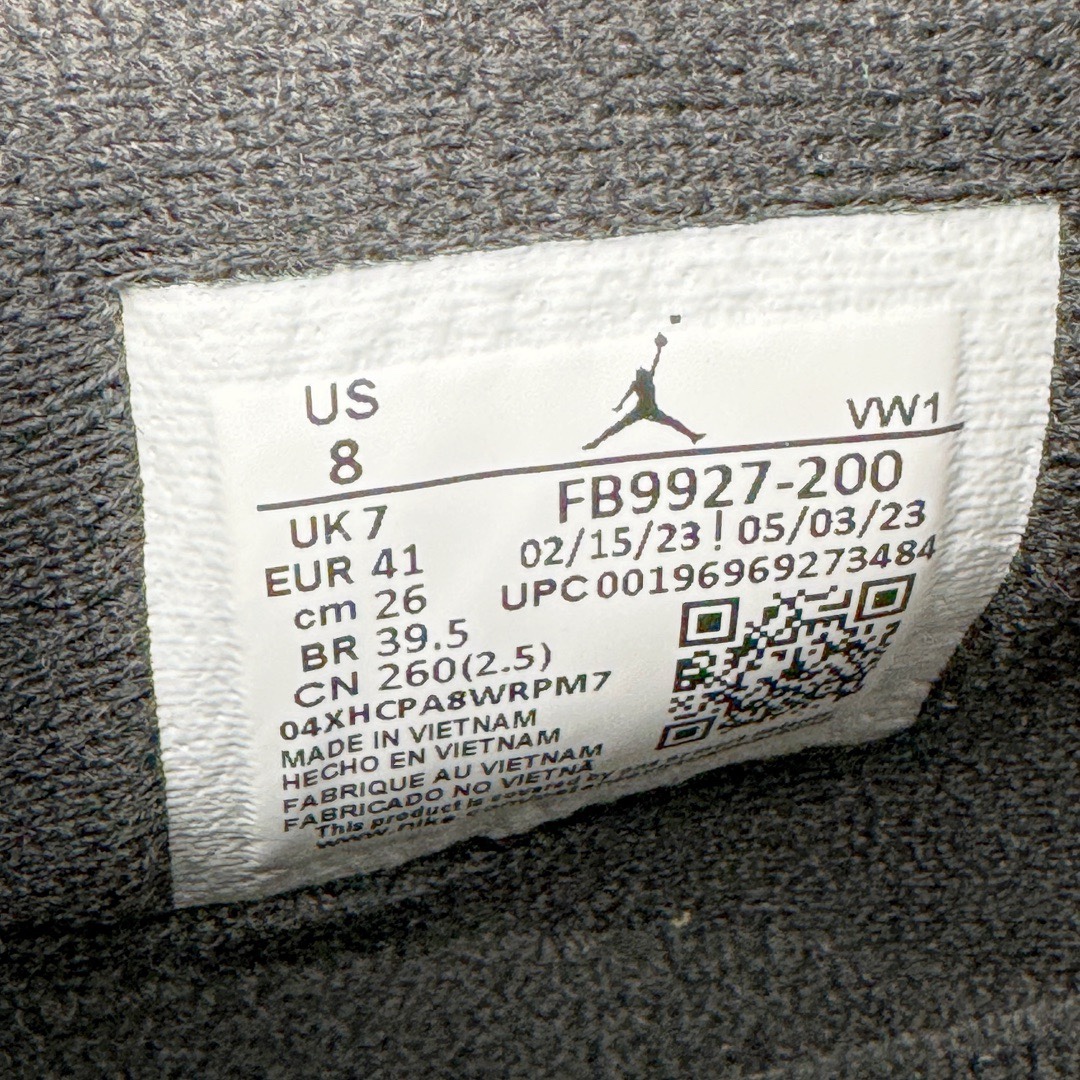 图片[17]-＃GX纯原福利 Air Jordan AJ4 Retro \\\”Olive Canvas\\\” 军绿色 FB9927-200 圈内最强四代 独家外贸特供尺码含 45.5 49.5 50.5 耗时半年巨 全套原纸板楦头开发 原厂特供皮料加持 确保原汁原味 完美呈现四代版型 一比一鞋头弧度高度鞋身弧度 数据细节工艺流程均保持原鞋一致 原厂TPU网格鞋带扣 正确内里网布 菱角分明不变形无多余毛边 柔软性质感一致于原鞋 市场唯一原厂鞋扣模具 背面可见隐藏注塑口 原厂织唛标 原厂飞人电绣工艺 尾指中部跳三针 独家绑鞋带手法 印刷中底布 四线拉帮 米色美纹纸贴合固定 进口港宝加持 后跟自然饱满 全鞋荧光划线卡点 追求极致完美 每一双都是工艺品 多重QC质检 超越公司货的品控标准 实实在在的免检产品 尺码：40 40.5 41 42 42.5 43 44 44.5 45 45.5 46 47.5 48.5 49.5 50.5-选品中心