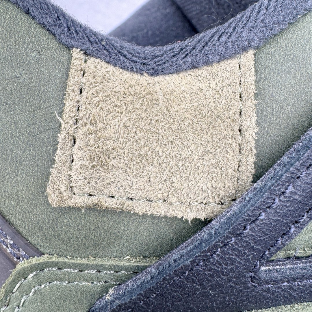 图片[13]-＃GX纯原福利 Air Jordan AJ4 Retro \\\”Olive Canvas\\\” 军绿色 FB9927-200 圈内最强四代 独家外贸特供尺码含 45.5 49.5 50.5 耗时半年巨 全套原纸板楦头开发 原厂特供皮料加持 确保原汁原味 完美呈现四代版型 一比一鞋头弧度高度鞋身弧度 数据细节工艺流程均保持原鞋一致 原厂TPU网格鞋带扣 正确内里网布 菱角分明不变形无多余毛边 柔软性质感一致于原鞋 市场唯一原厂鞋扣模具 背面可见隐藏注塑口 原厂织唛标 原厂飞人电绣工艺 尾指中部跳三针 独家绑鞋带手法 印刷中底布 四线拉帮 米色美纹纸贴合固定 进口港宝加持 后跟自然饱满 全鞋荧光划线卡点 追求极致完美 每一双都是工艺品 多重QC质检 超越公司货的品控标准 实实在在的免检产品 尺码：40 40.5 41 42 42.5 43 44 44.5 45 45.5 46 47.5 48.5 49.5 50.5-选品中心