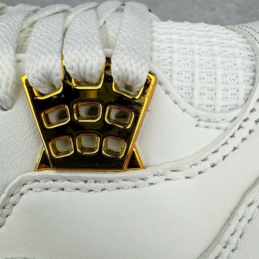 图片[15]-＃GX纯原福利 Air Jordan AJ4 米白金 AQ9129-170 圈内最强四代 独家外贸特供尺码含 45.5 49.5 50.5 耗时半年巨作 全套原纸板楦头开发 原厂特供皮料加持 确保原汁原味 完美呈现四代版型 一比一鞋头弧度高度鞋身弧度 数据细节工艺流程均保持原鞋一致 原厂TPU网格鞋带扣 正确内里网布 菱角分明不变形无多余毛边 柔软性质感一致于原鞋 市场唯一原厂鞋扣模具 背面可见隐藏注塑口 原厂织唛标 原厂飞人电绣工艺 尾指中部跳三针 独家绑鞋带手法 印刷中底布 四线拉帮 米色美纹纸贴合固定 进口港宝加持 后跟自然饱满 全鞋荧光划线卡点 追求极致完美 每一双都是工艺品 多重QC质检 超越公司货的品控标准 实实在在的免检产品 尺码：40 40.5 41 42 42.5 43 44 44.5 45 45.5 46 47.5 48.5 49.5 50.5-选品中心