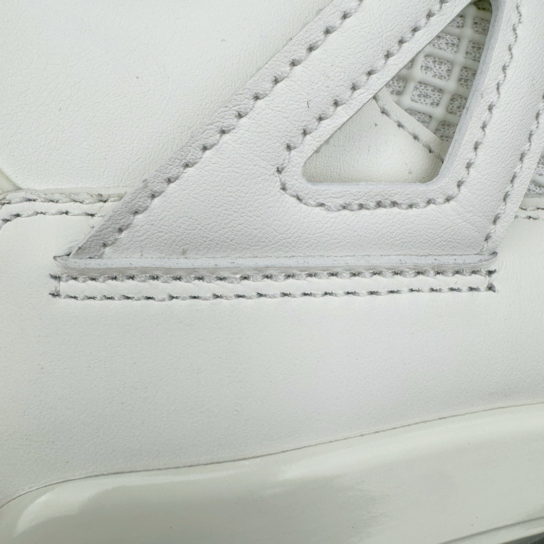 图片[14]-＃GX纯原福利 Air Jordan AJ4 米白金 AQ9129-170 圈内最强四代 独家外贸特供尺码含 45.5 49.5 50.5 耗时半年巨作 全套原纸板楦头开发 原厂特供皮料加持 确保原汁原味 完美呈现四代版型 一比一鞋头弧度高度鞋身弧度 数据细节工艺流程均保持原鞋一致 原厂TPU网格鞋带扣 正确内里网布 菱角分明不变形无多余毛边 柔软性质感一致于原鞋 市场唯一原厂鞋扣模具 背面可见隐藏注塑口 原厂织唛标 原厂飞人电绣工艺 尾指中部跳三针 独家绑鞋带手法 印刷中底布 四线拉帮 米色美纹纸贴合固定 进口港宝加持 后跟自然饱满 全鞋荧光划线卡点 追求极致完美 每一双都是工艺品 多重QC质检 超越公司货的品控标准 实实在在的免检产品 尺码：40 40.5 41 42 42.5 43 44 44.5 45 45.5 46 47.5 48.5 49.5 50.5-选品中心